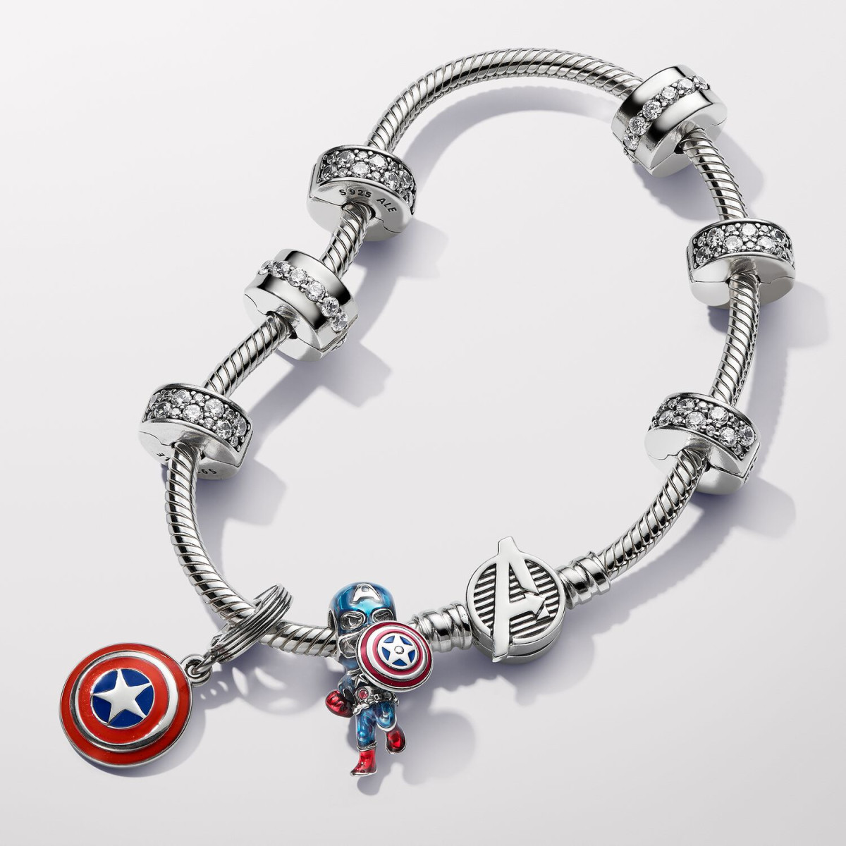 Pandora Marvel 793129C01 charm met Captain America, emaille en zirkonia