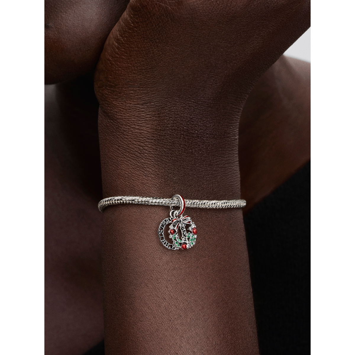 Pandora Moments 794238C01 hangende bedel met groen rode kerstkrans van zilver