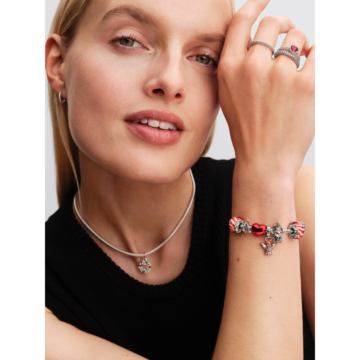 Pandora Moments 794238C01 hangende bedel met groen rode kerstkrans van zilver