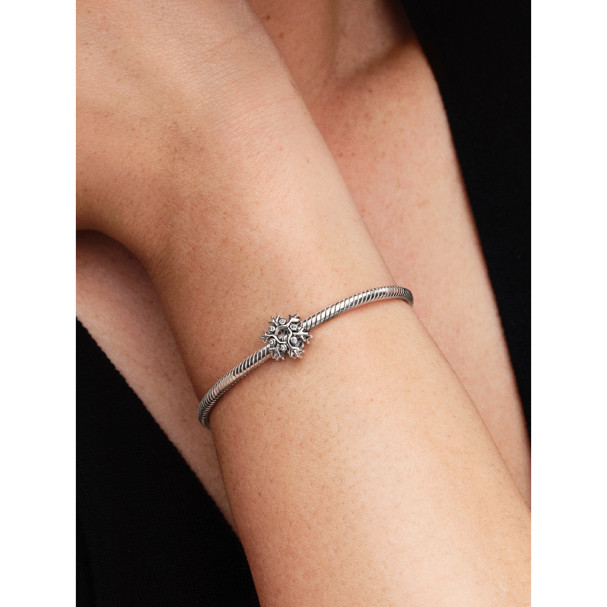 Pandora Moments 794249C01 zilveren bedel sneeuwvlok met zirkonia