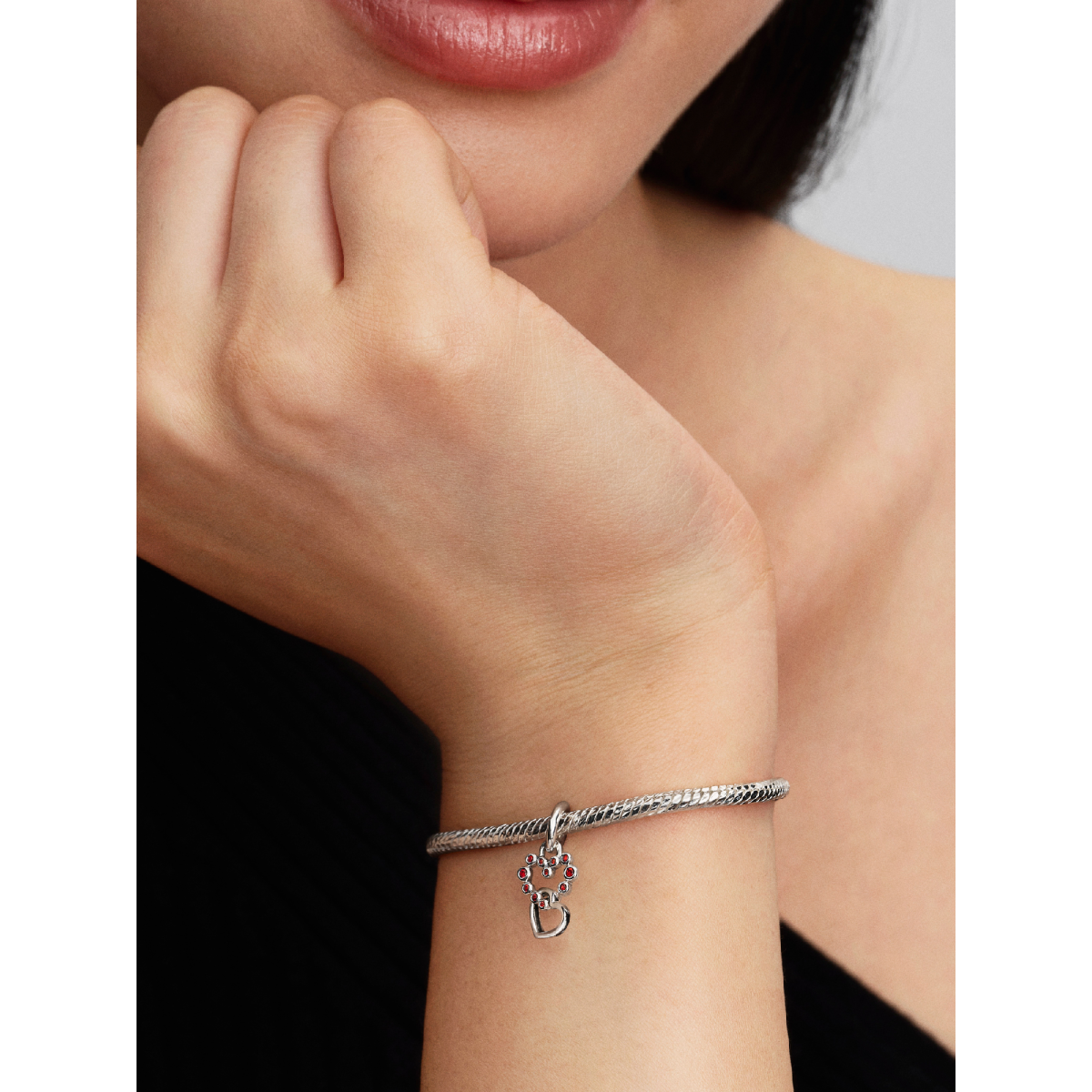 Pandora Moments 794435C01 zilveren hangende hartjes bedel met rode man-made kristallen