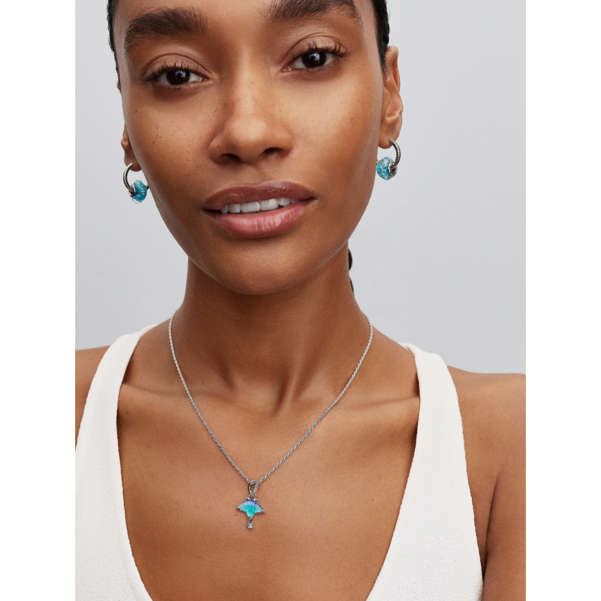 Pandora Moments 794685C01 zilveren hangende bedel met mantarog in blauw glas en emaille