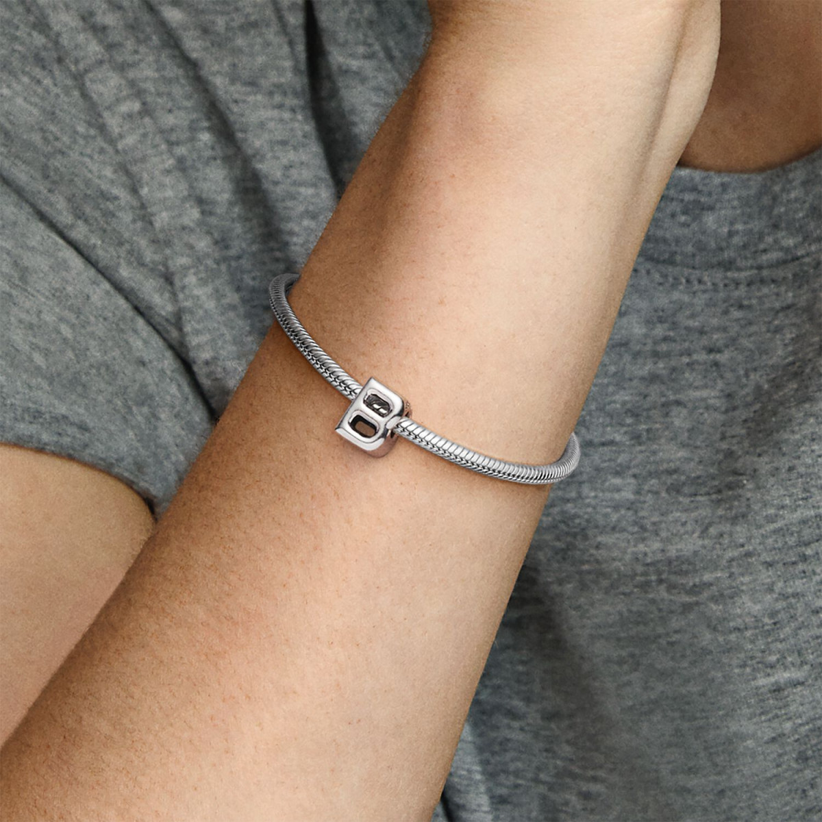 Pandora Moments 797455 zilveren bedel met letter B