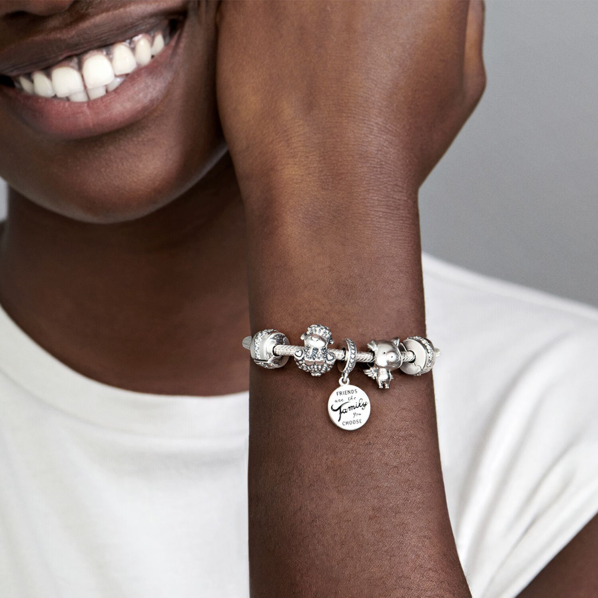 Pandora Moments 798124EN16 hangende charm met tekst Friends are Family you choose en zwarte emaille