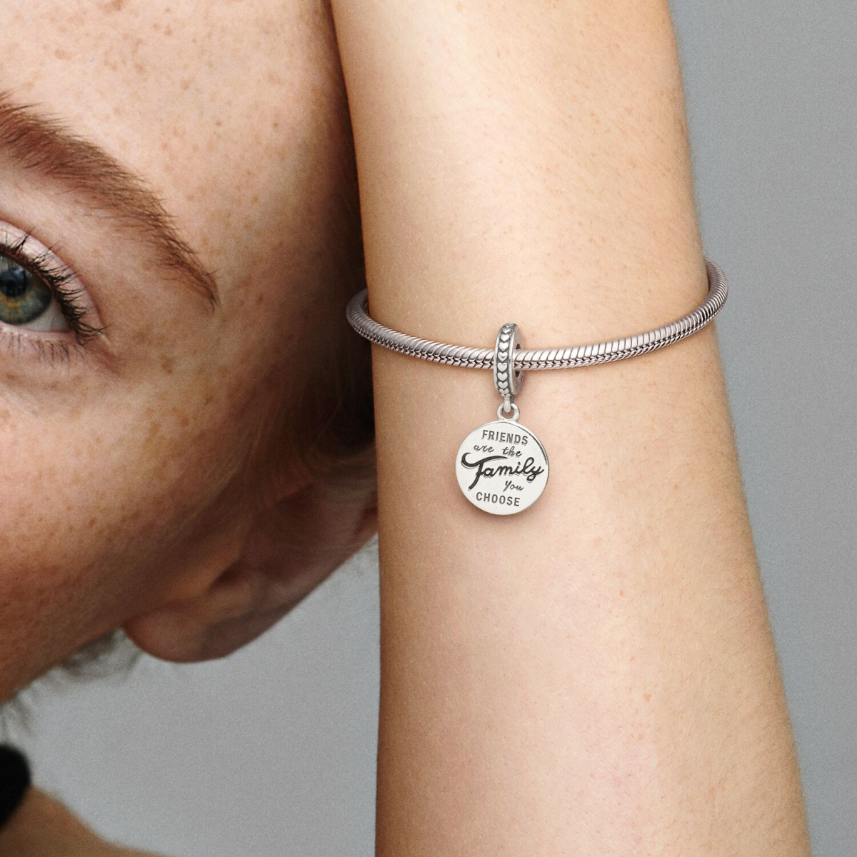 Pandora Moments 798124EN16 hangende charm met tekst Friends are Family you choose en zwarte emaille