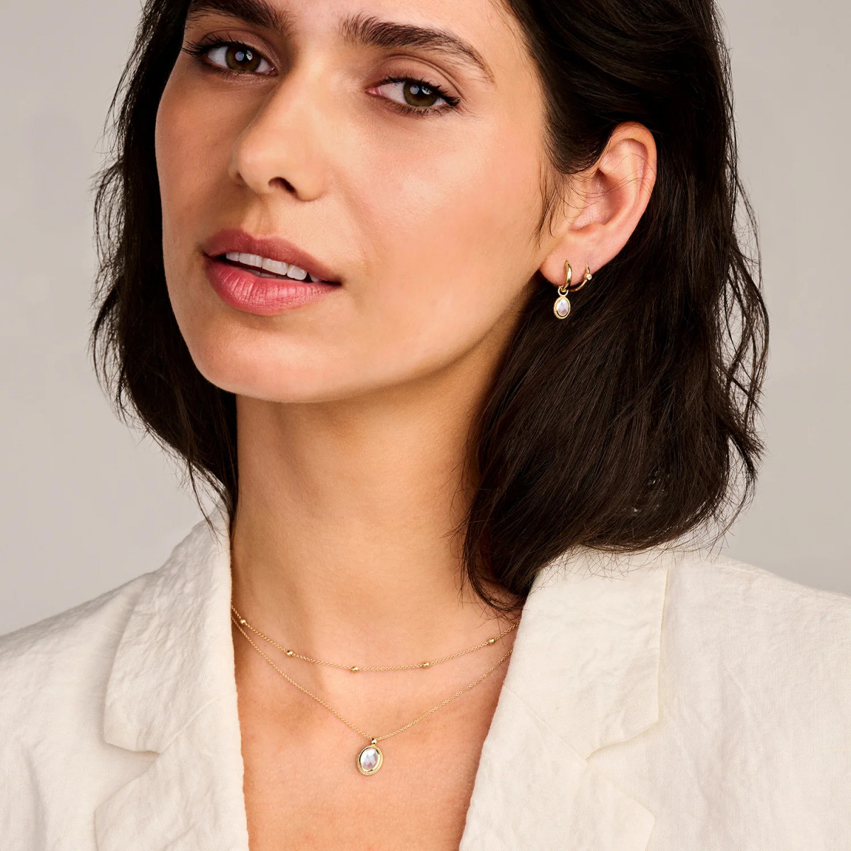 Blush 9091YMQ 14-karaat gouden oorbedels met parelmoer en bergkristal 6.3 mm breed - Hoogte 11.5 mm