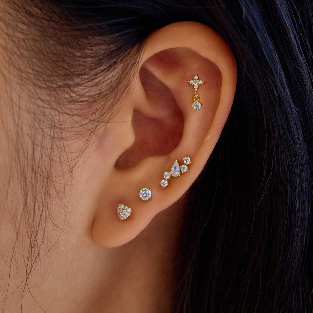 Ania Haie Ear Edit AH E070-04G goudkleurige oorpiercing met zirkonia hart 4 mm breed hoogte 4 mm - per stuk