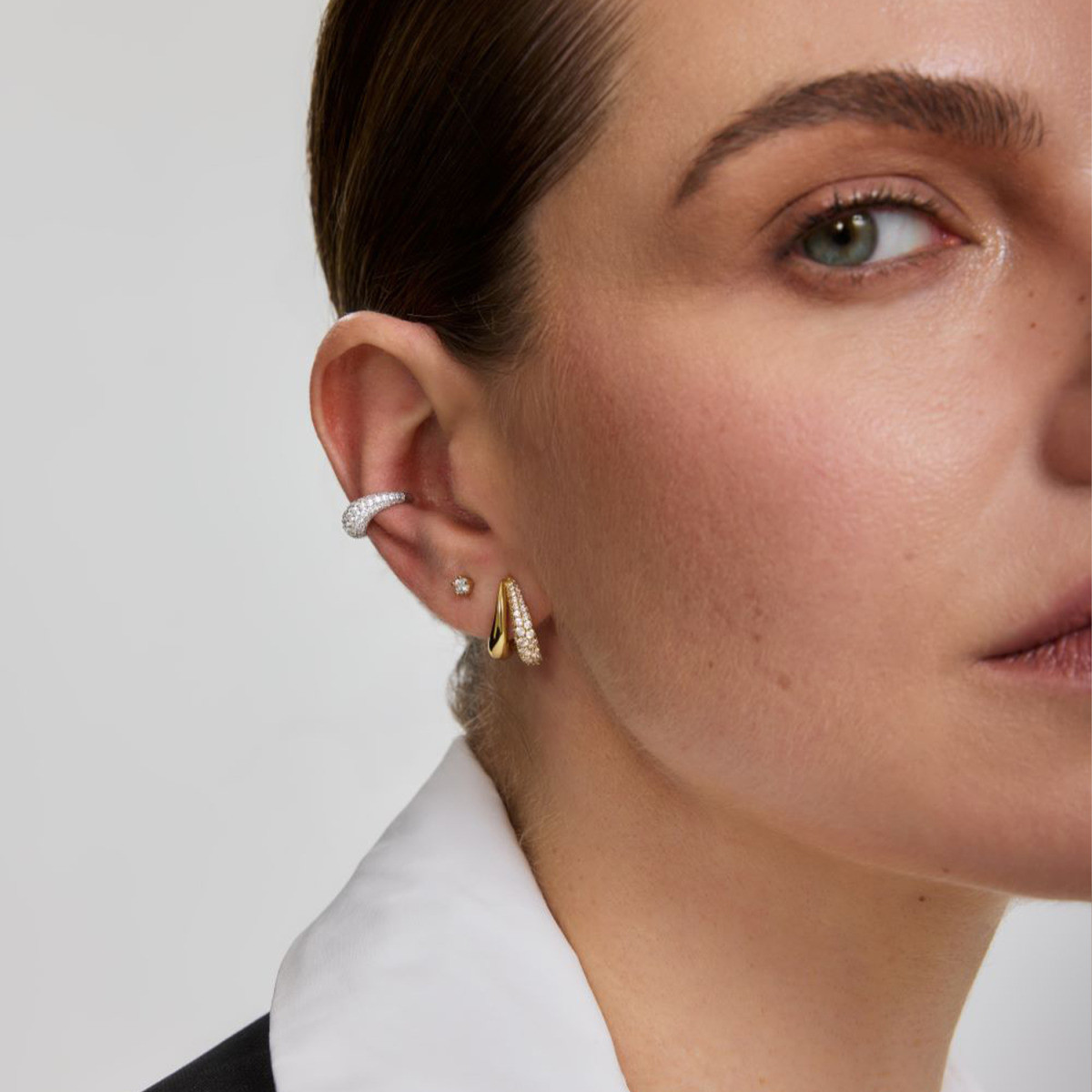 Ania Haie Fluid Light AH E078-05G gold plated stekeroorringen met zirkonia's 10 mm breed - Hoogte 15 mm