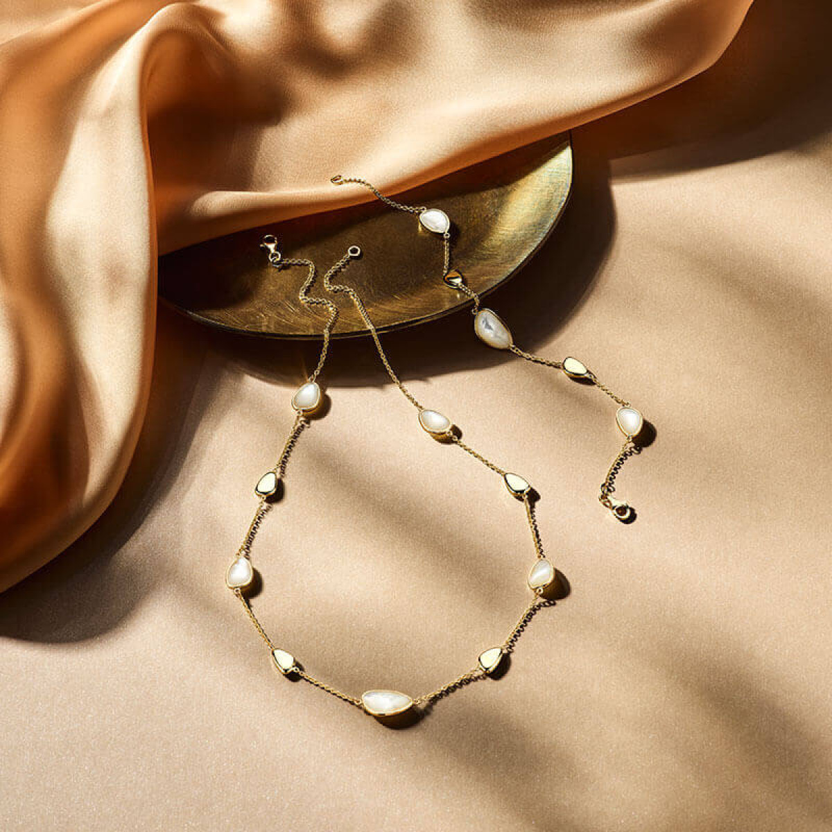 Geelgouden armband met parelmoer druppeltjes