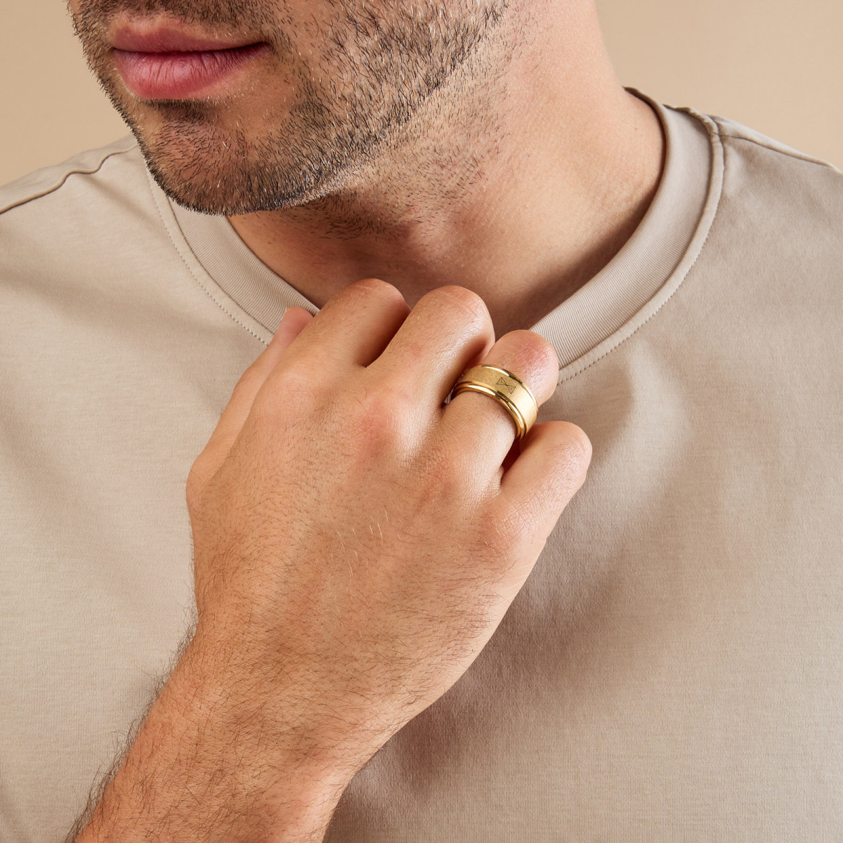 Aze Jewels Ferro AZ-RG003-D herenring van goudkleurig staal met glanzende afwerking 8 mm breed