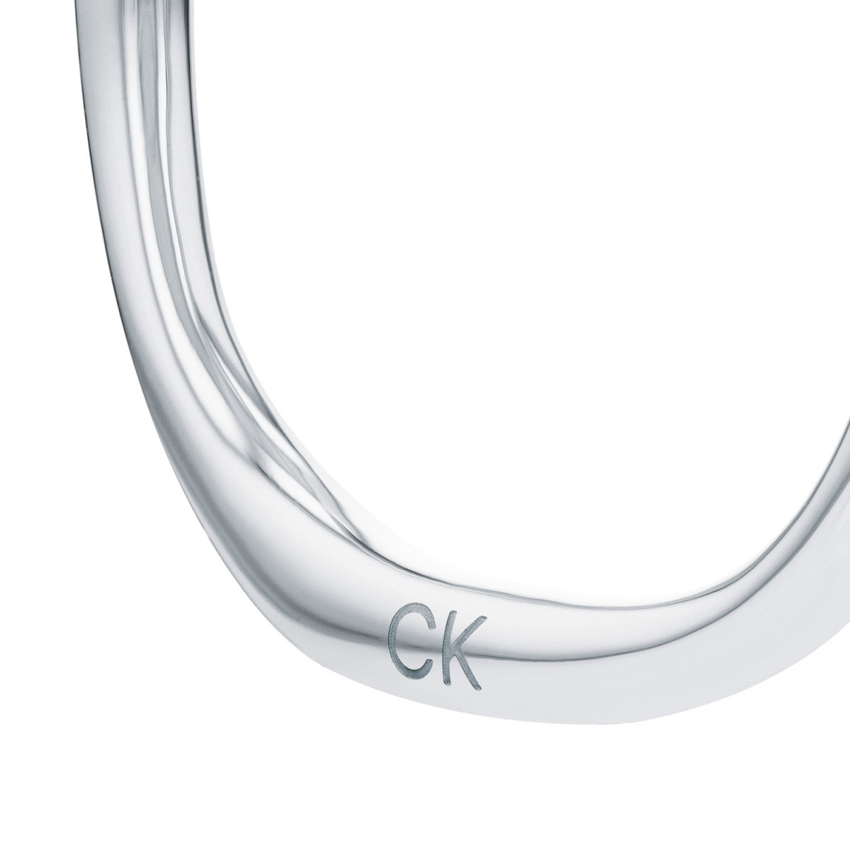 Calvin Klein CJ35000643 zilverkleurige glanzende oorringen met stekersluiting 4 mm breed