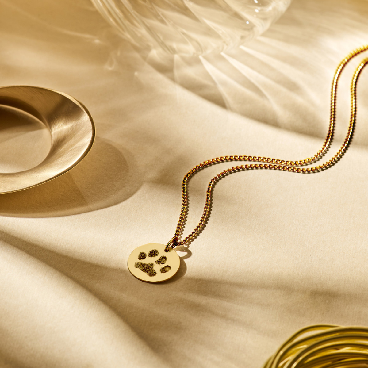 Gouden ronde hanger met pootafdruk