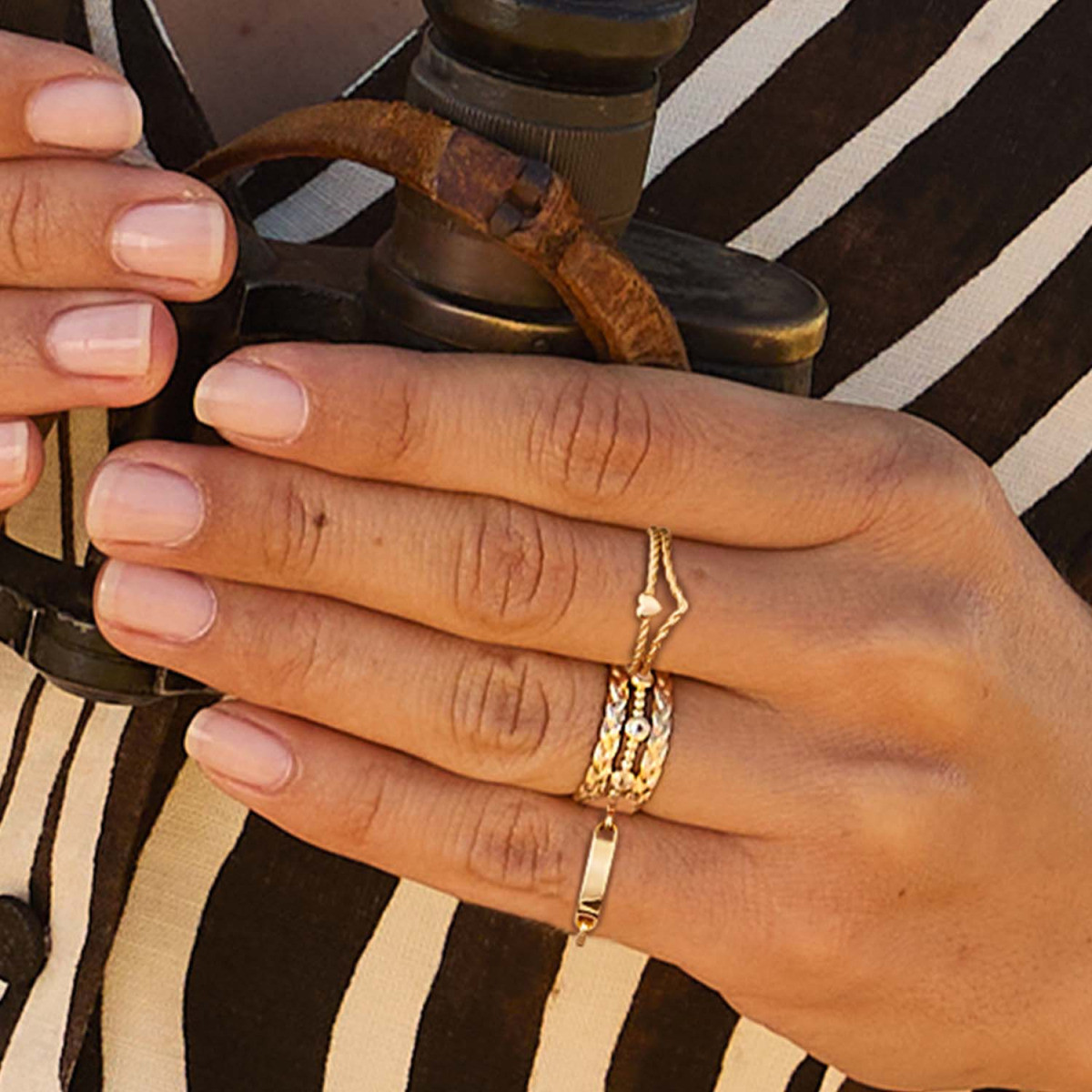 Jackie Gold Antelope JKR26.683 14k gouden ring met gedraaide band en hart 2 mm breed