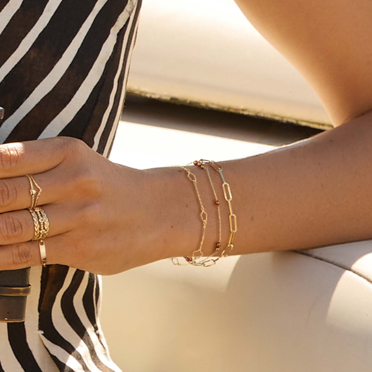 Jackie Gold Baobab JKB26.653 14k gouden armband met ronde bruine parels 3 mm breed - Lengte 16-17-18 cm