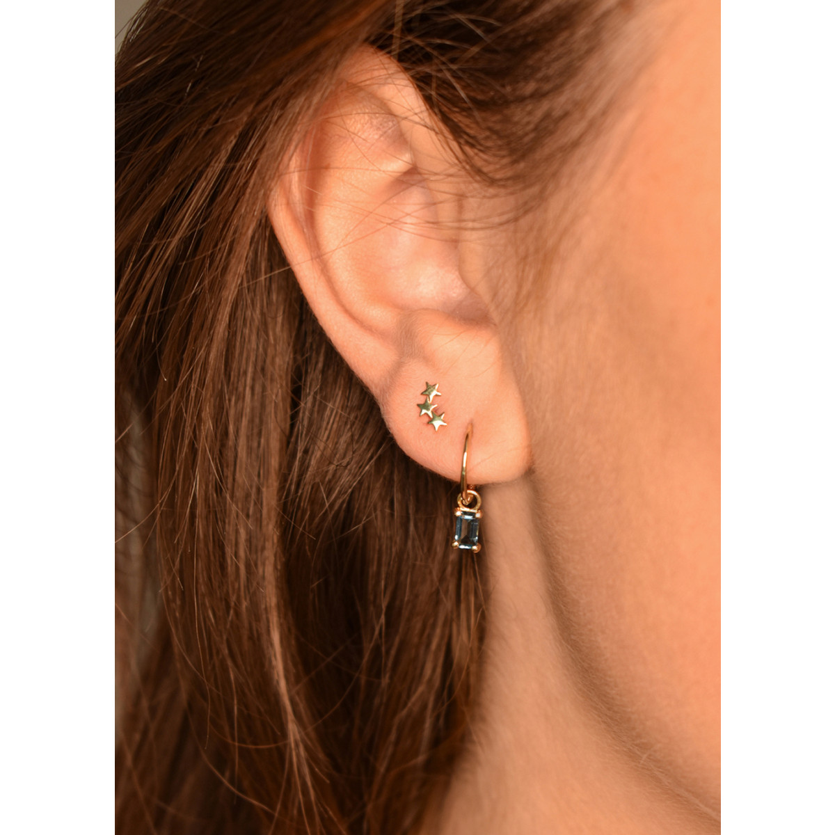 Jackie Gold JKC21.158 gouden oorbedel met rechthoekige blauwe topaas 3 mm breed - Hoogte 5 mm