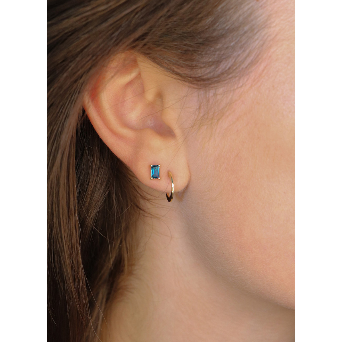 Jackie Gold JKE21.158  rechthoekige 14-karaat gouden oorstekers met blauwe topaas - 5 mm x 3 mm