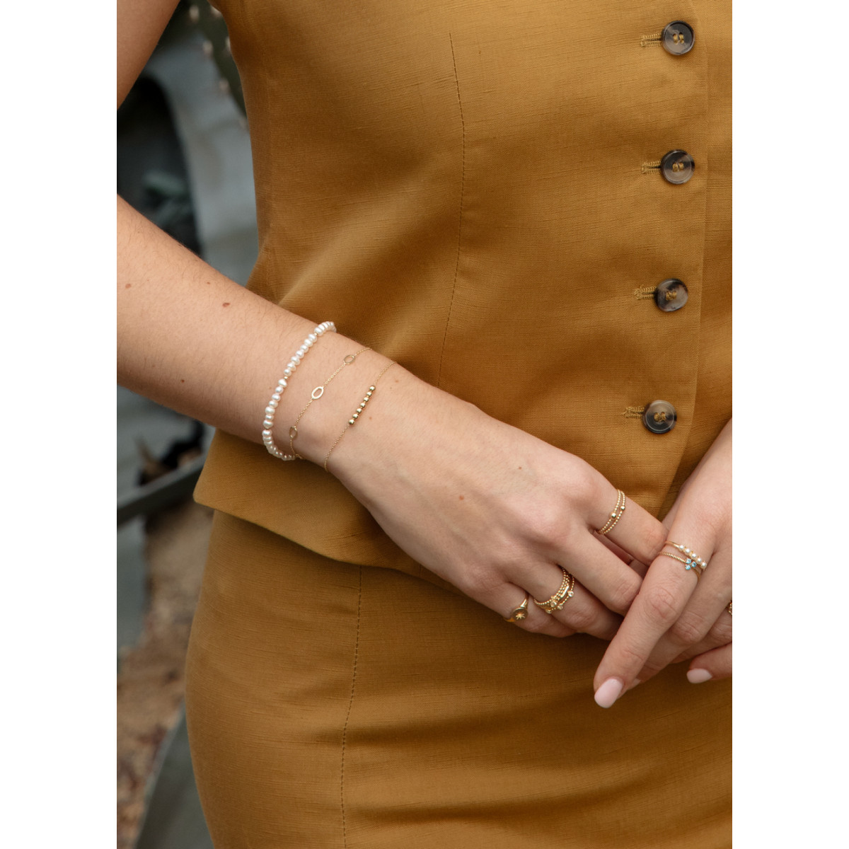 Jackie Gold Pearl Potion JKB24.408 Parelarmband met 14-karaat gouden bolletjes - Lengte 18 cm