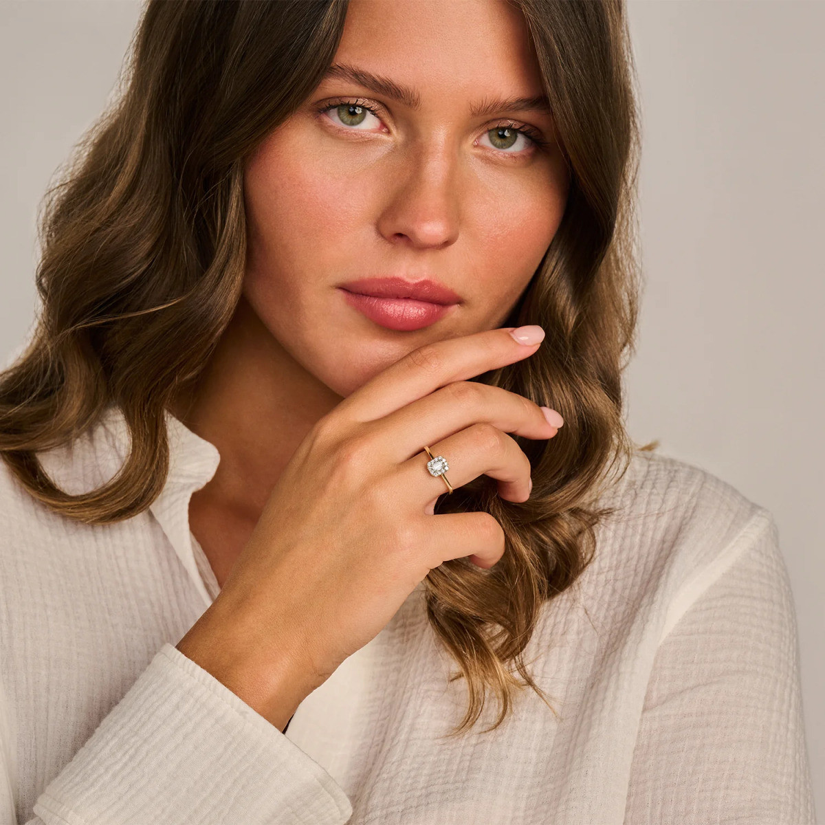 Blush Lab Diamonds LG1010Y gouden rechthoekige halo ring met 0.40 crt lab grown diamant 1 mm breed
