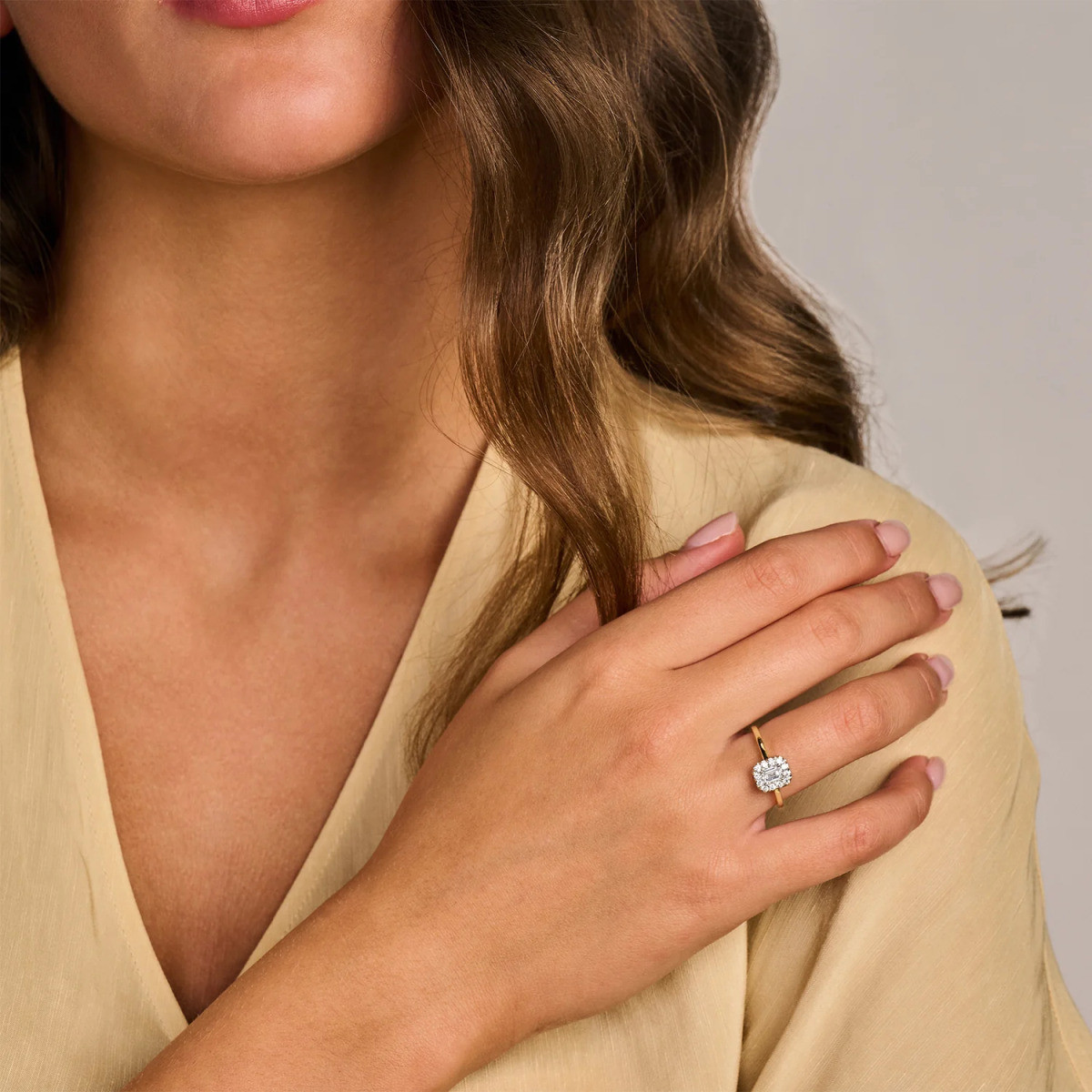 Blush Lab Diamonds LG1011Y 14-karaat gouden halo ring met rechthoekige 0.64 crt lab grown diamant