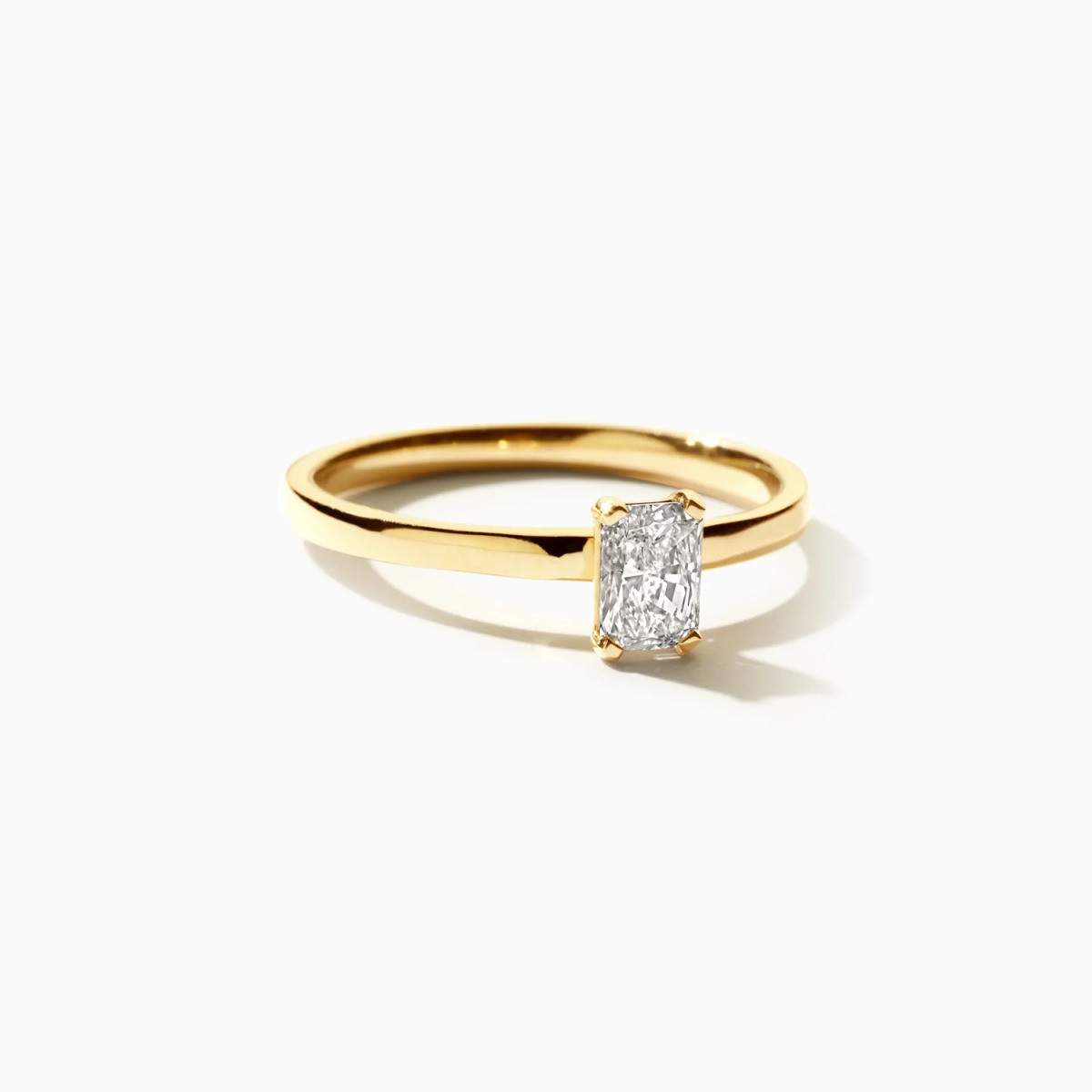 Blush Lab Diamonds LG1020Y gouden solitair ring met rechthoekige 0.50 crt lab grown diamant 1.9 mm breed