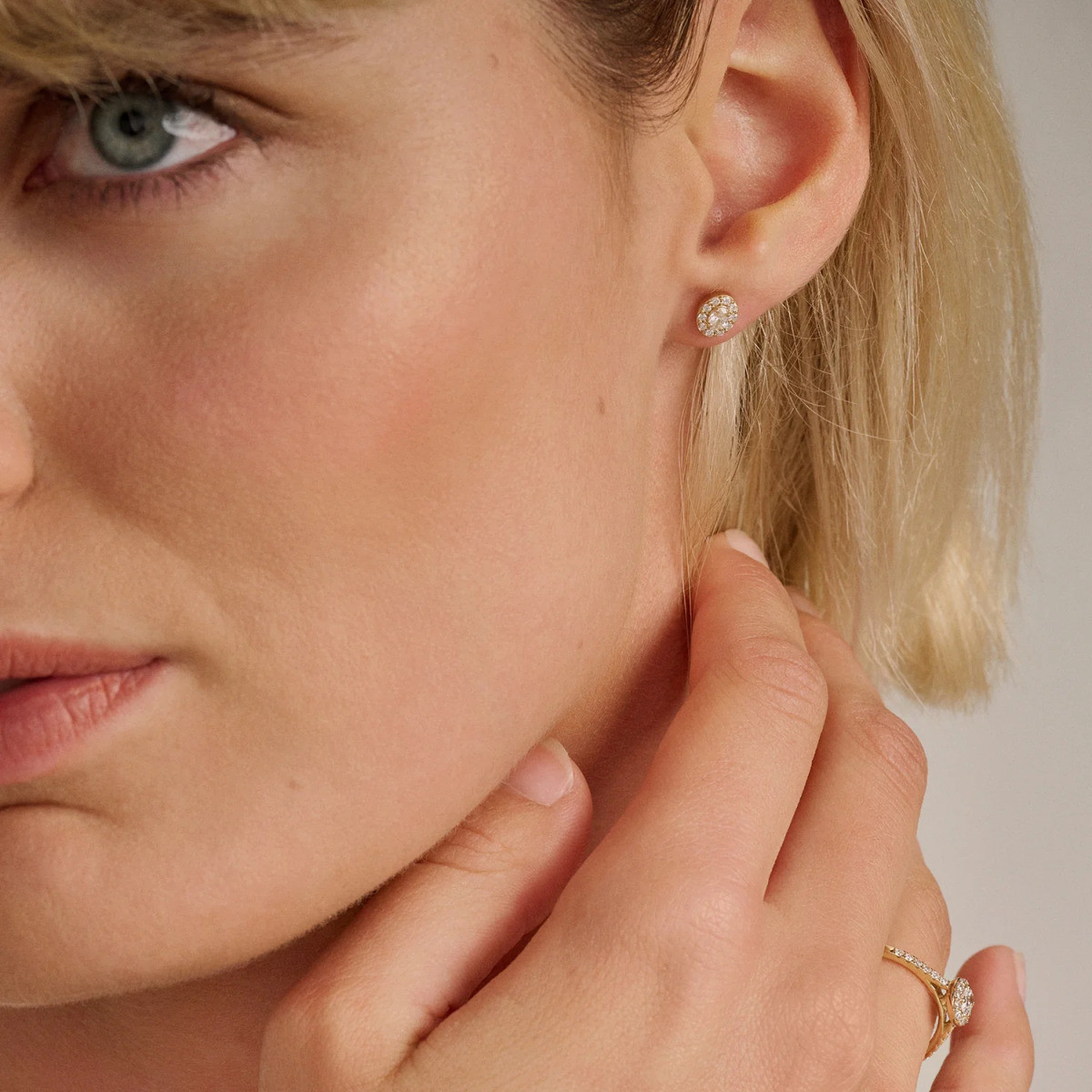Blush Lab Diamonds LG7033Y gouden oorstekers ovaal met halo design 0.36 crt - Hoogte 6.6 mm