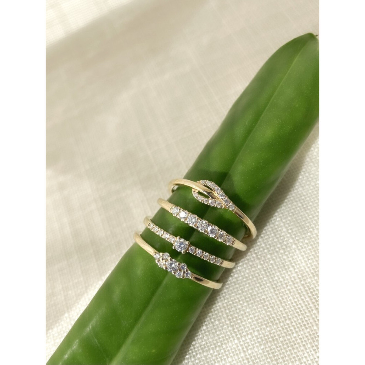 14-karaat gouden alliance ring met 7 transparante diamanten 0.16 crt 2.5 mm breed