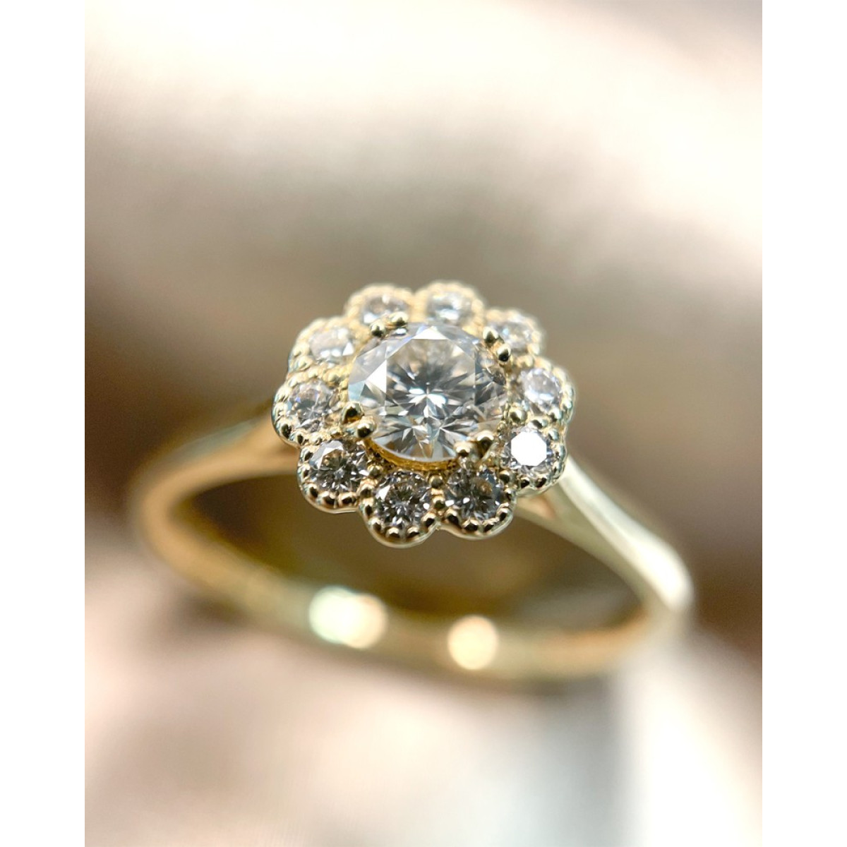 14-karaat gouden bloemen ring met diamanten halo 0.43 crt