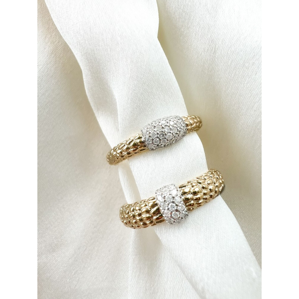 14-karaat gouden diamanten ring met getextureerd oppervlak 0.22 crt 5 mm breed