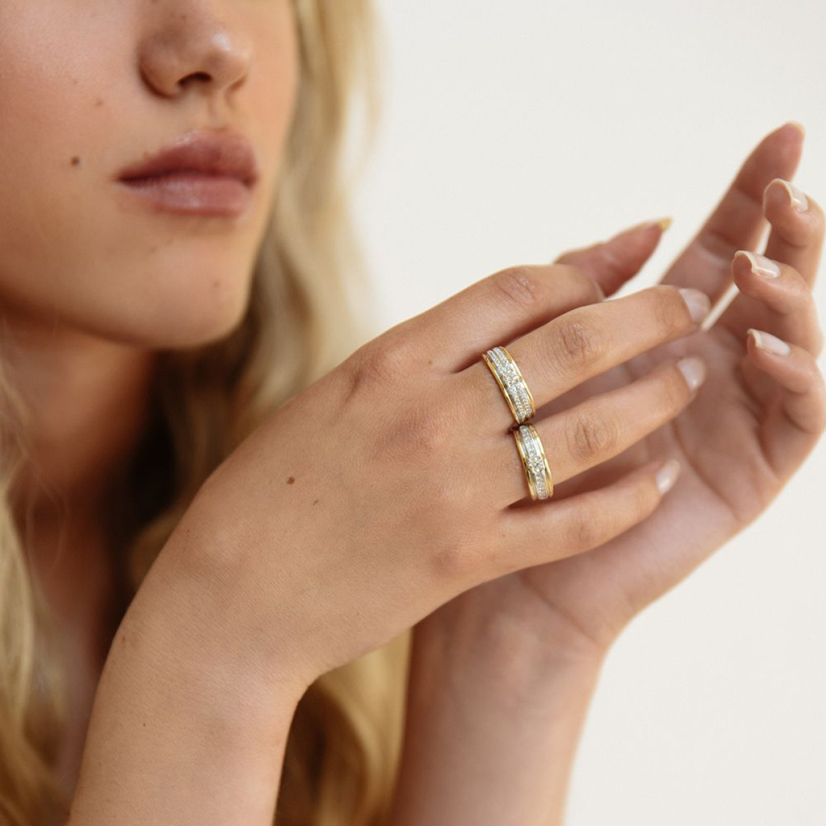 14-karaat gouden en witgouden ring met twee diamanten banen 0.34 crt