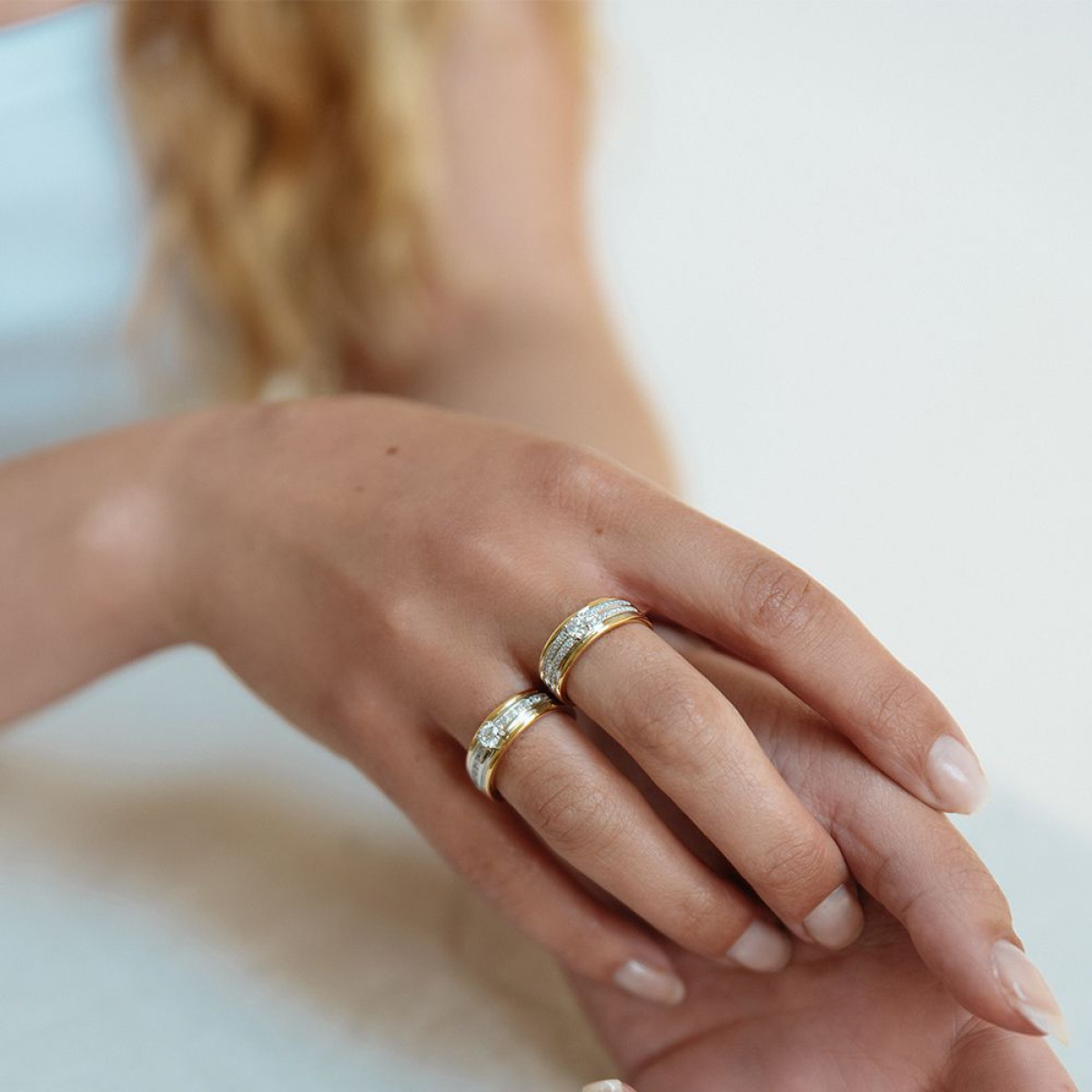 14-karaat gouden en witgouden ring met twee diamanten banen 0.34 crt