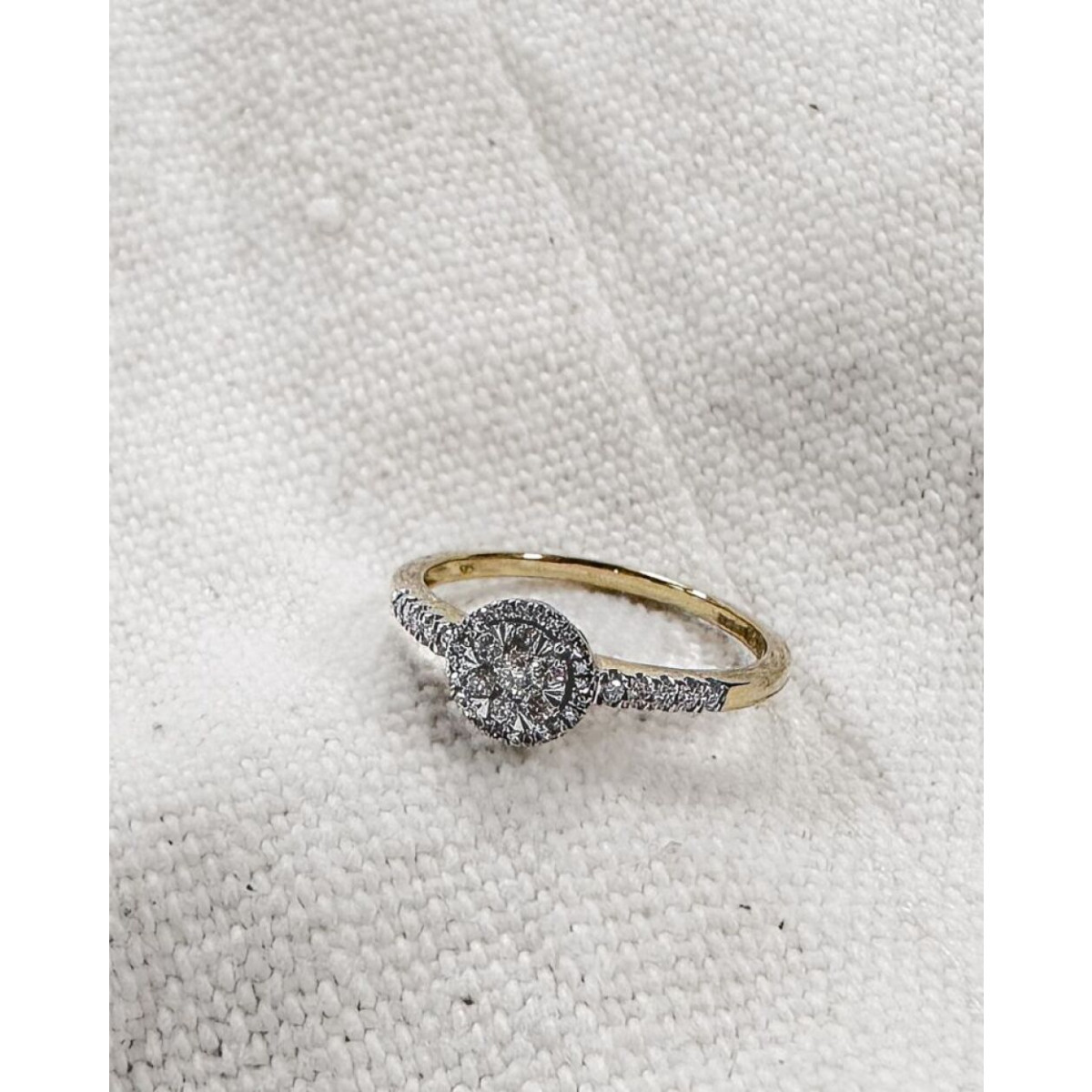 14-karaat gouden halo ring met briljant geslepen diamanten 0.24 crt