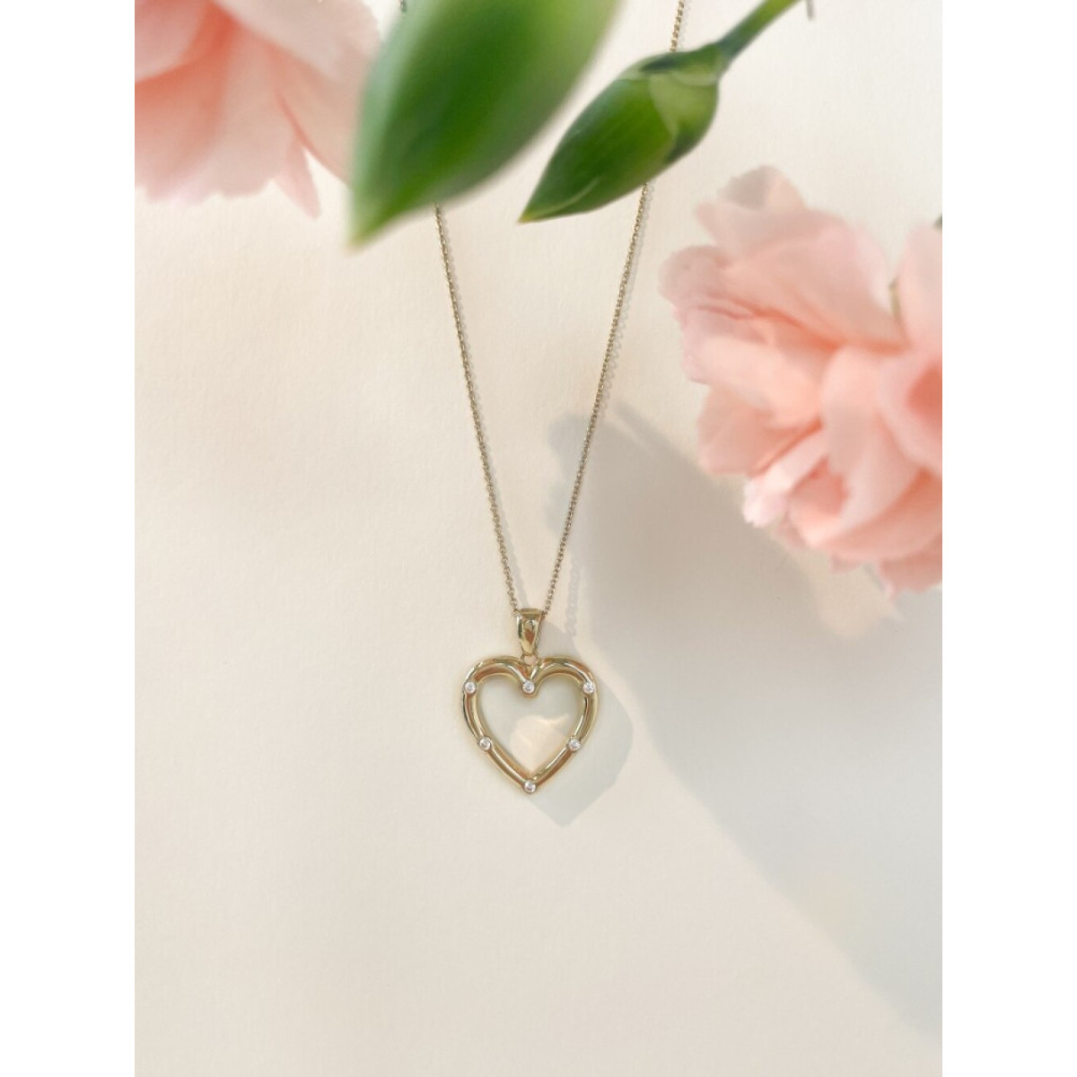 14-karaat gouden hartjes hanger met 6 transprante zirkonia's - Breedte 17 mm