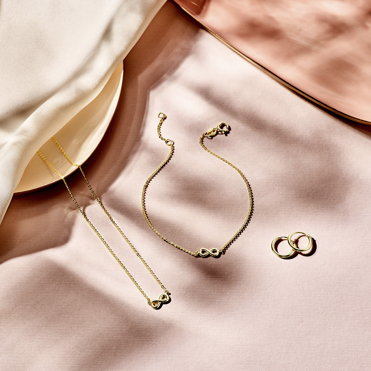 14-karaat gouden ketting met glanzende infinity hanger 1.1 mm breed - Lengte 44.5 cm