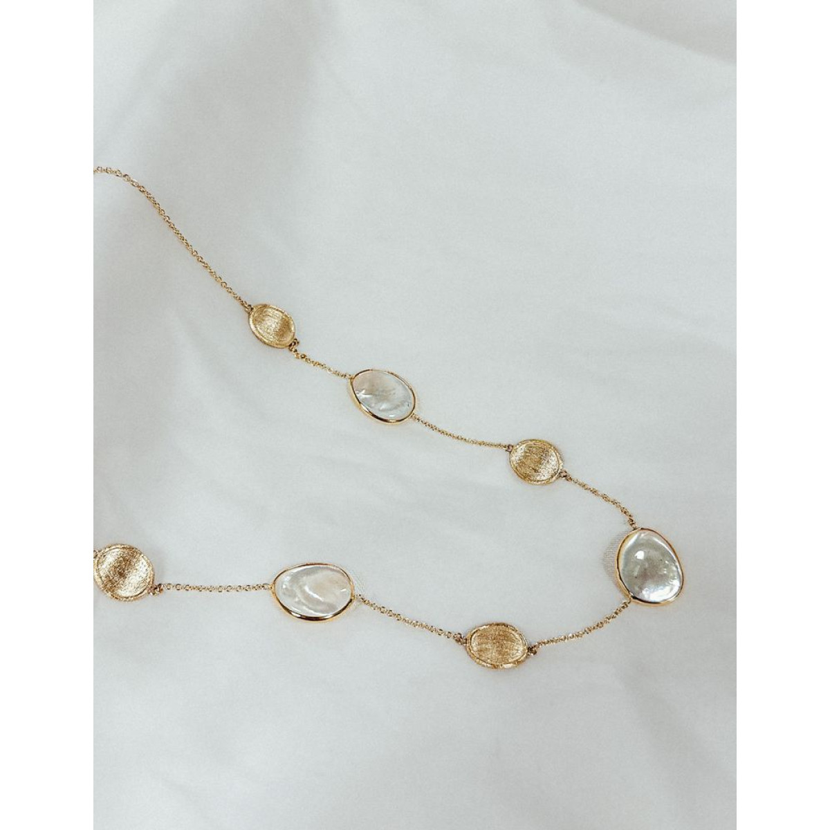14-karaat gouden ketting met gouden hangers en witte parelmoeren hangers - Lengte 45 cm