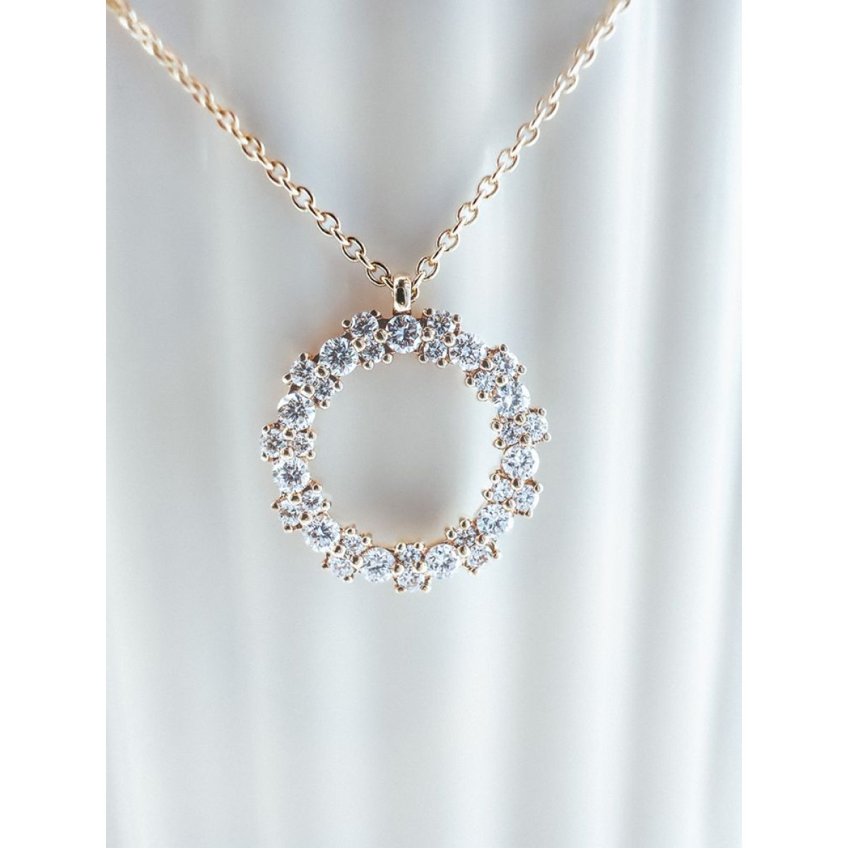 14-karaat gouden ketting met opengewerkte ronde hanger met diamanten - Lengte 40-42 cm