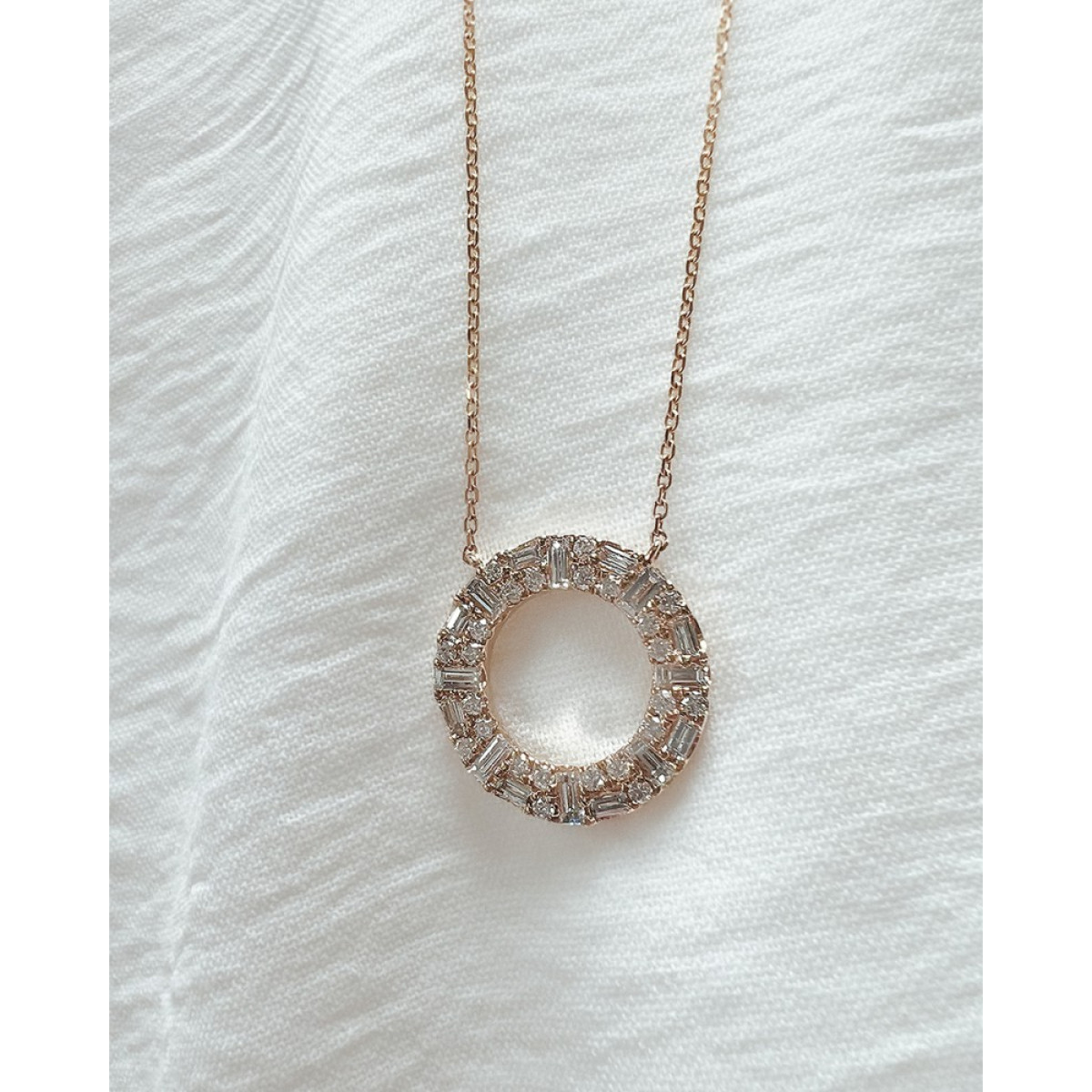 14-karaat gouden ketting met ronde diamanten hanger - Lengte 42-45 cm