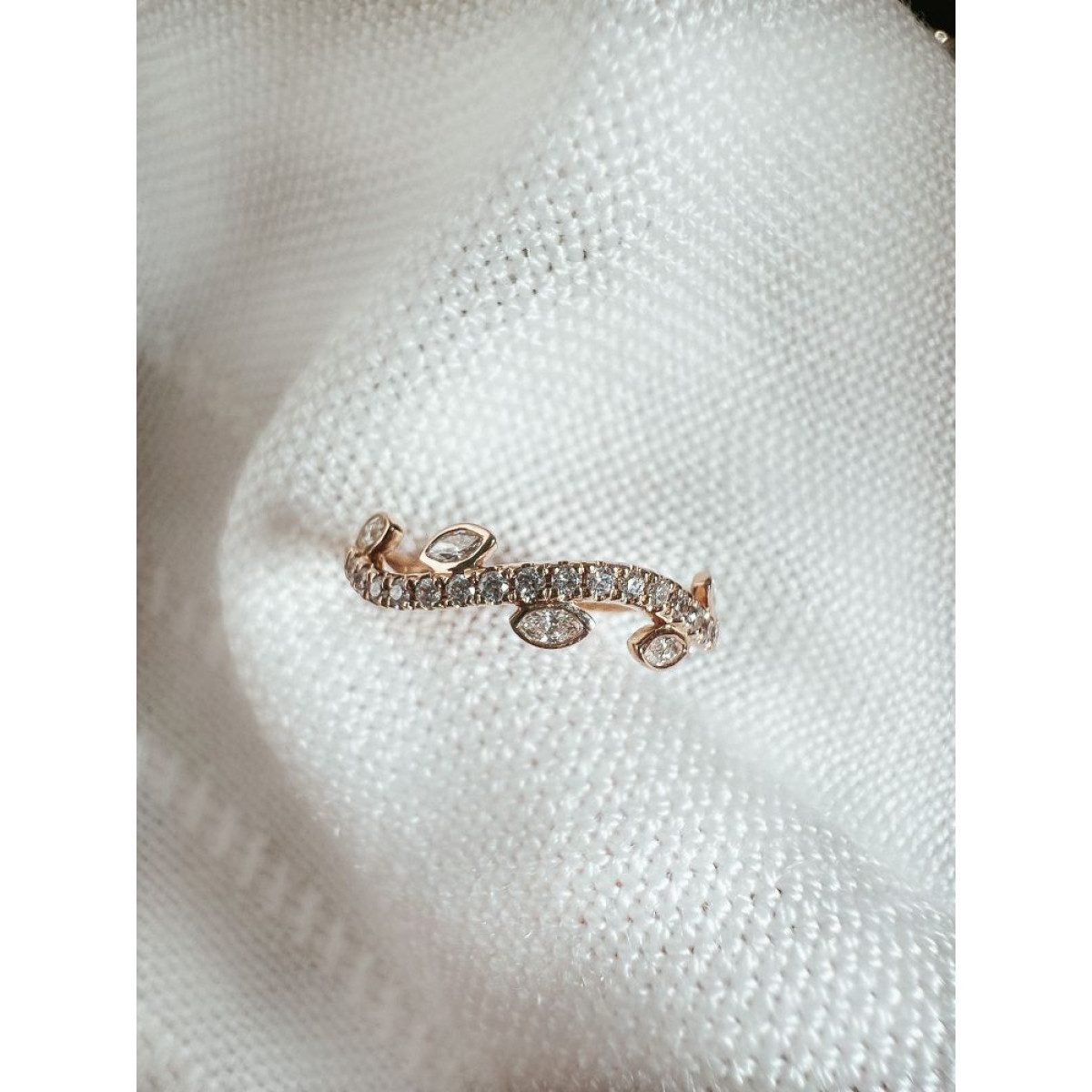 14-karaat gouden ring met bladeren schakels en diamanten 0.37 crt