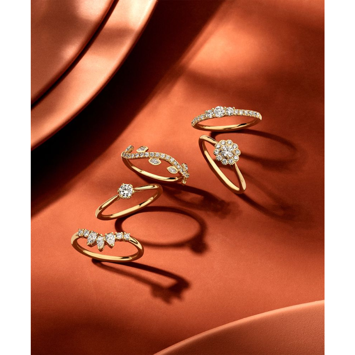 14-karaat gouden ring met bladeren schakels en diamanten 0.37 crt