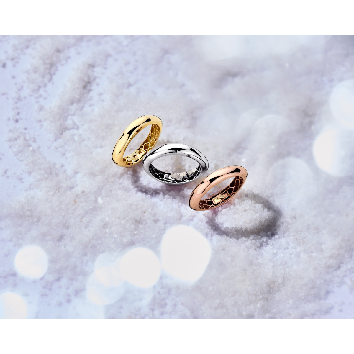 14-karaat gouden ring met glanzende afwerking en vloeiende vorm 4 mm breed