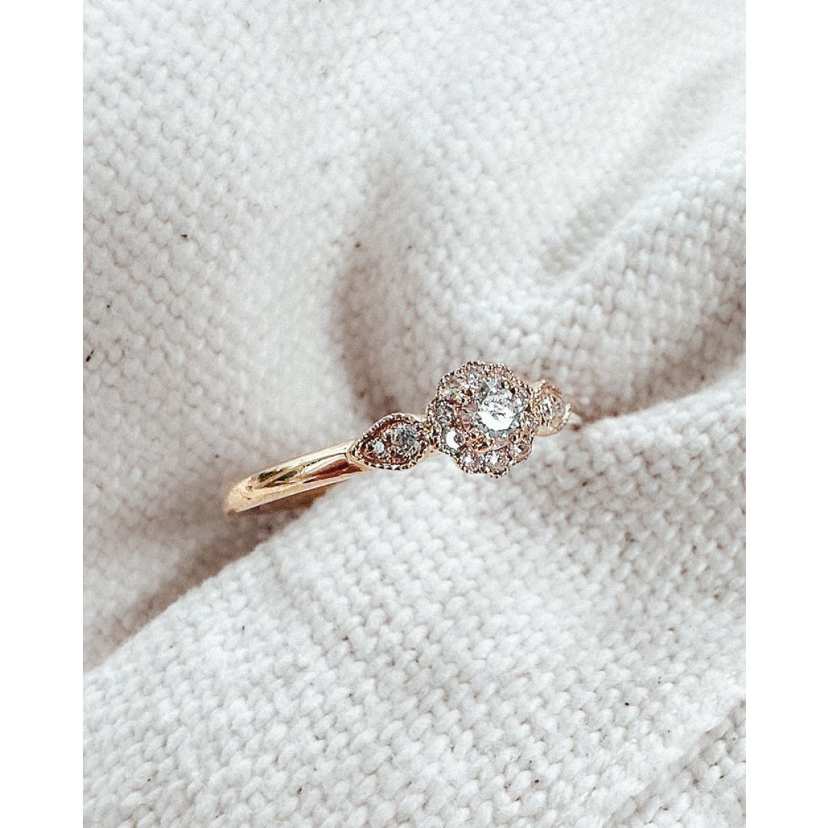 14-karaat gouden ring met mooie diamanten bloem 0.21 crt