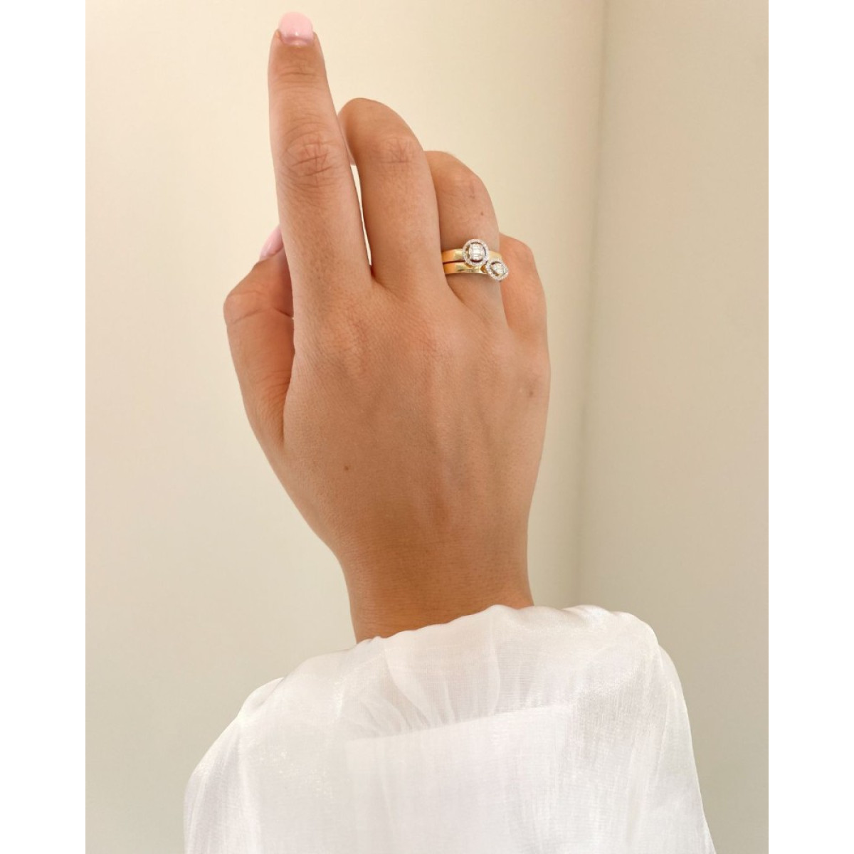 14-karaat gouden ring met ronde witgouden halo gezet met diamanten 0.17 crt