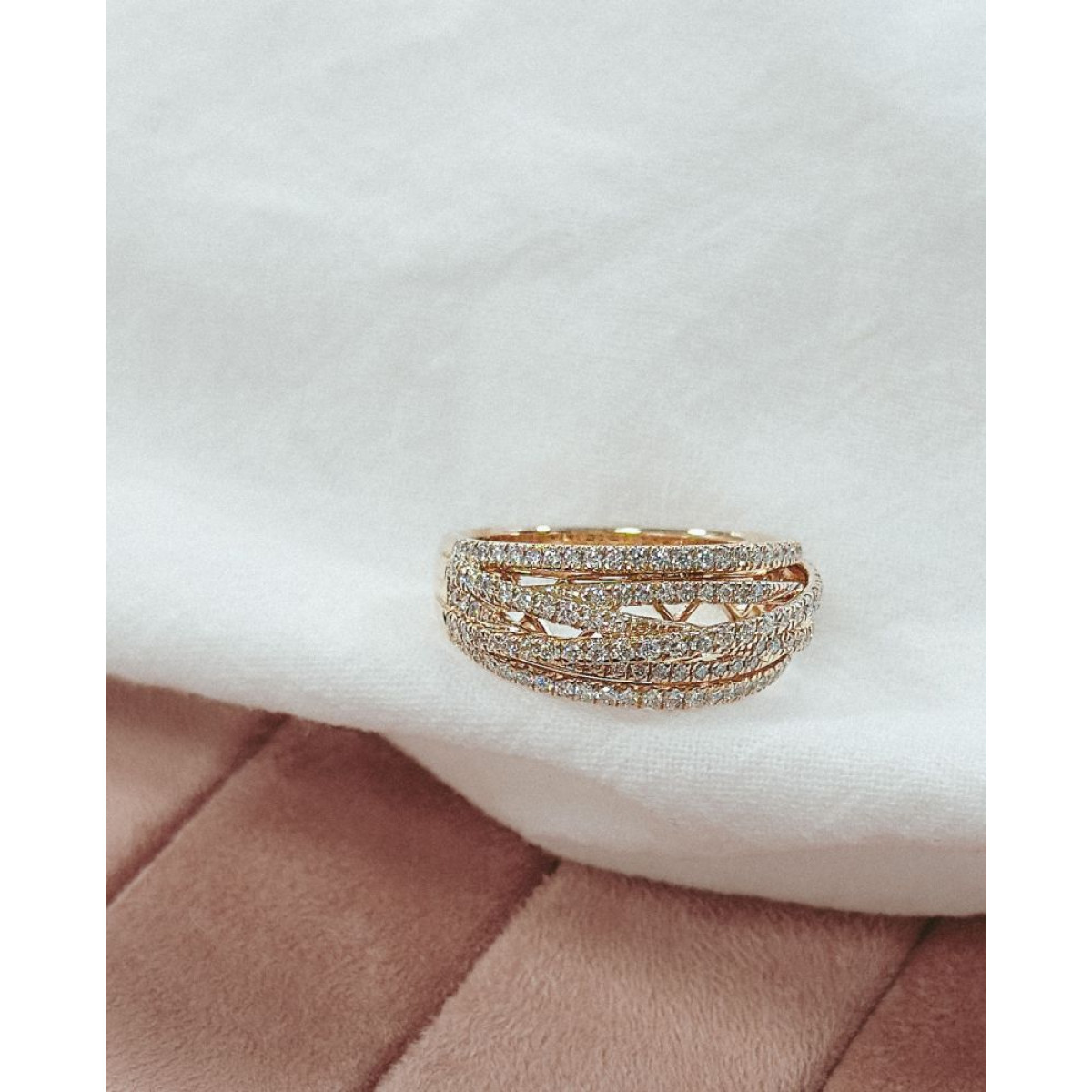 14-karaat gouden ring met zes diamanten banen 0.71 crt