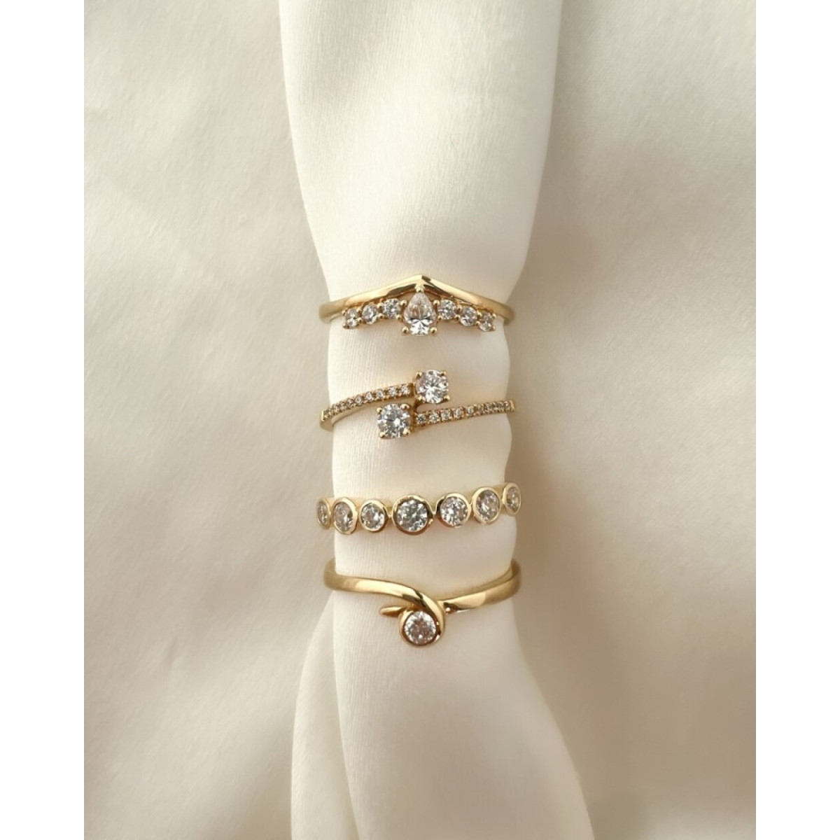 14-karaat gouden solitaire ring met sierlijke zirkonia 5.5 mm
