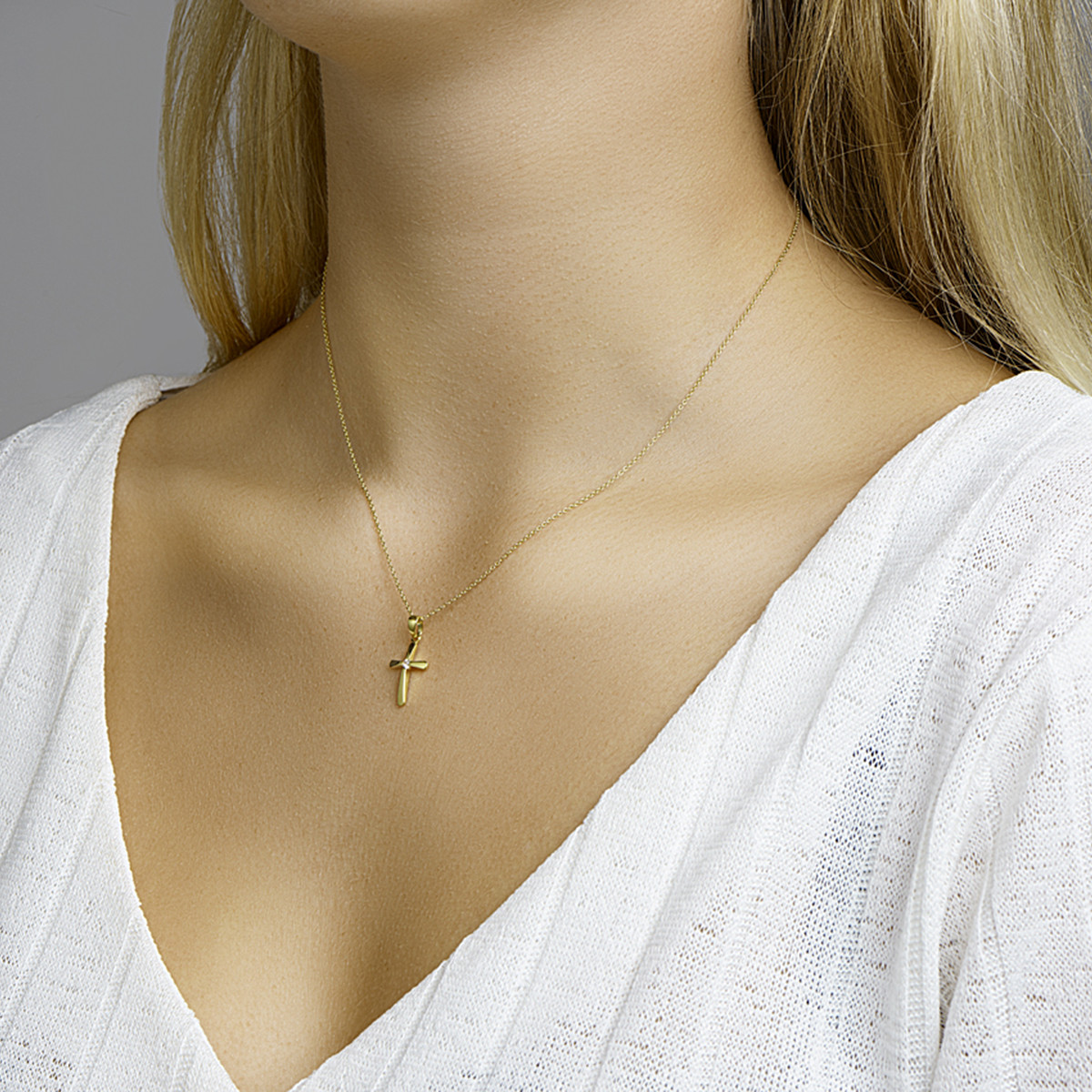 14-karaat kruis hanger met zirkonia - 15.5 x 10.5 mm