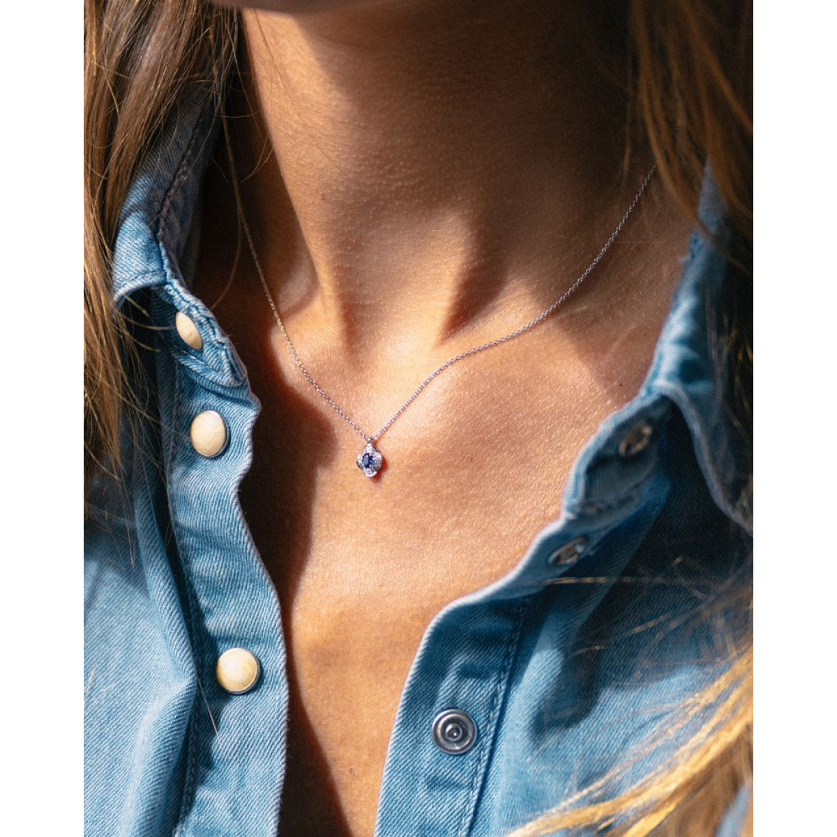 14-karaat witgouden ketting met bloem hanger saffier en diamant - Lengte 40-42 cm