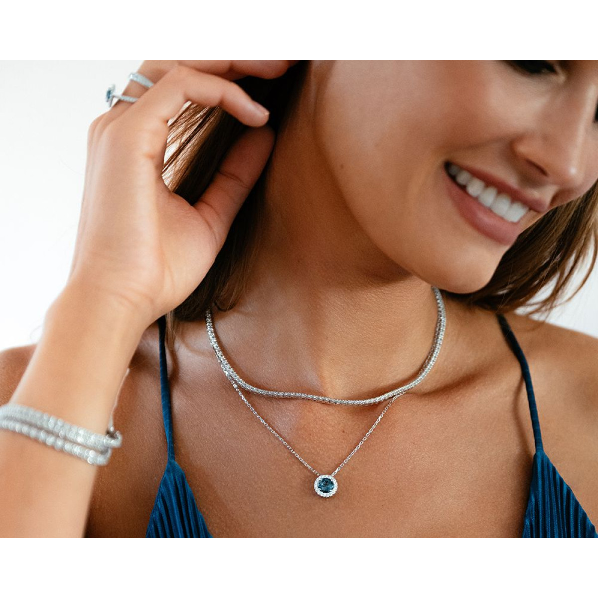 14-karaat witgouden ketting met ronde hanger blauwe saffier en diamanten - Lengte 43-45 cm