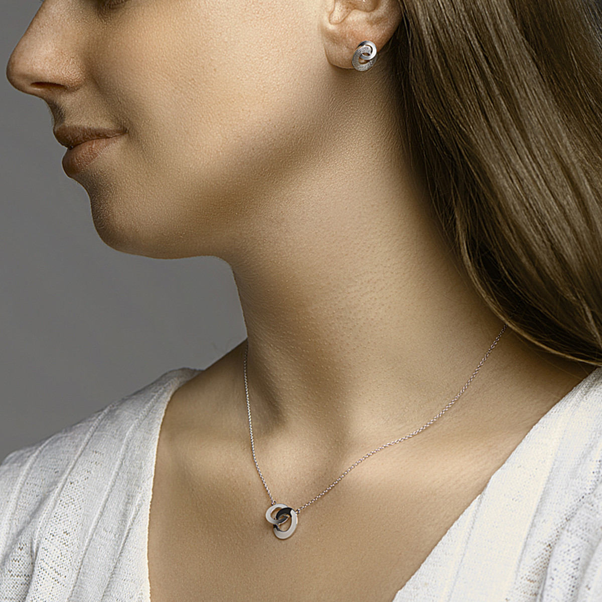 925 zilveren ketting met hanger van twee matte overlappende cirkels 1.3 mm breed - Lengte 42-45 cm