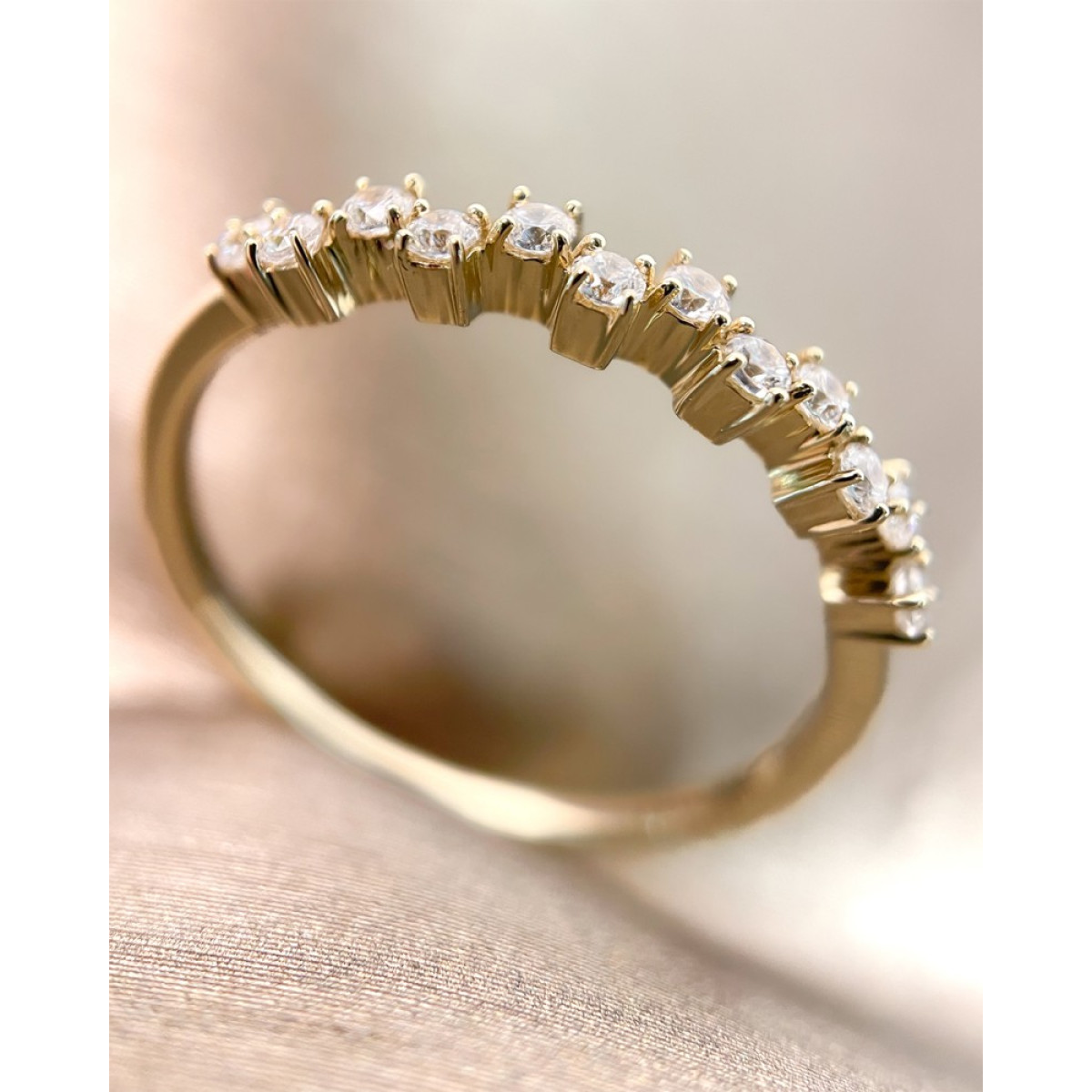 Aanschuifring van goud met zirkonia's in speels ontwerp van 2.8 mm breed