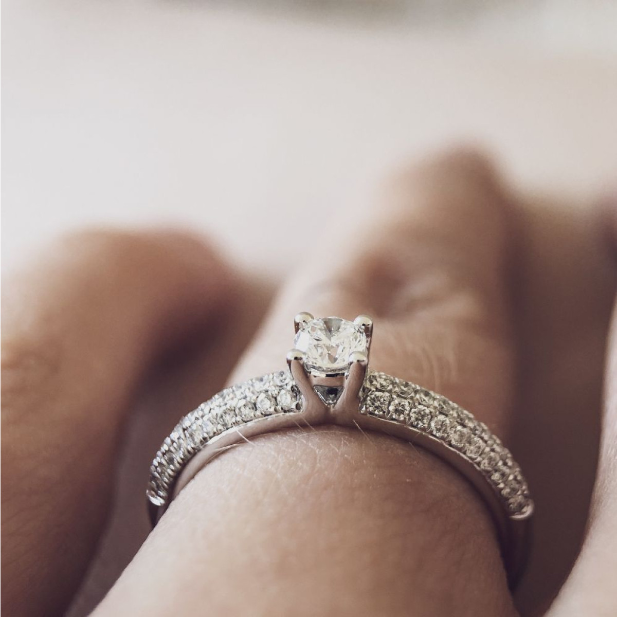 Aanschuifring van witgoud met diamant 0.47 crt.
