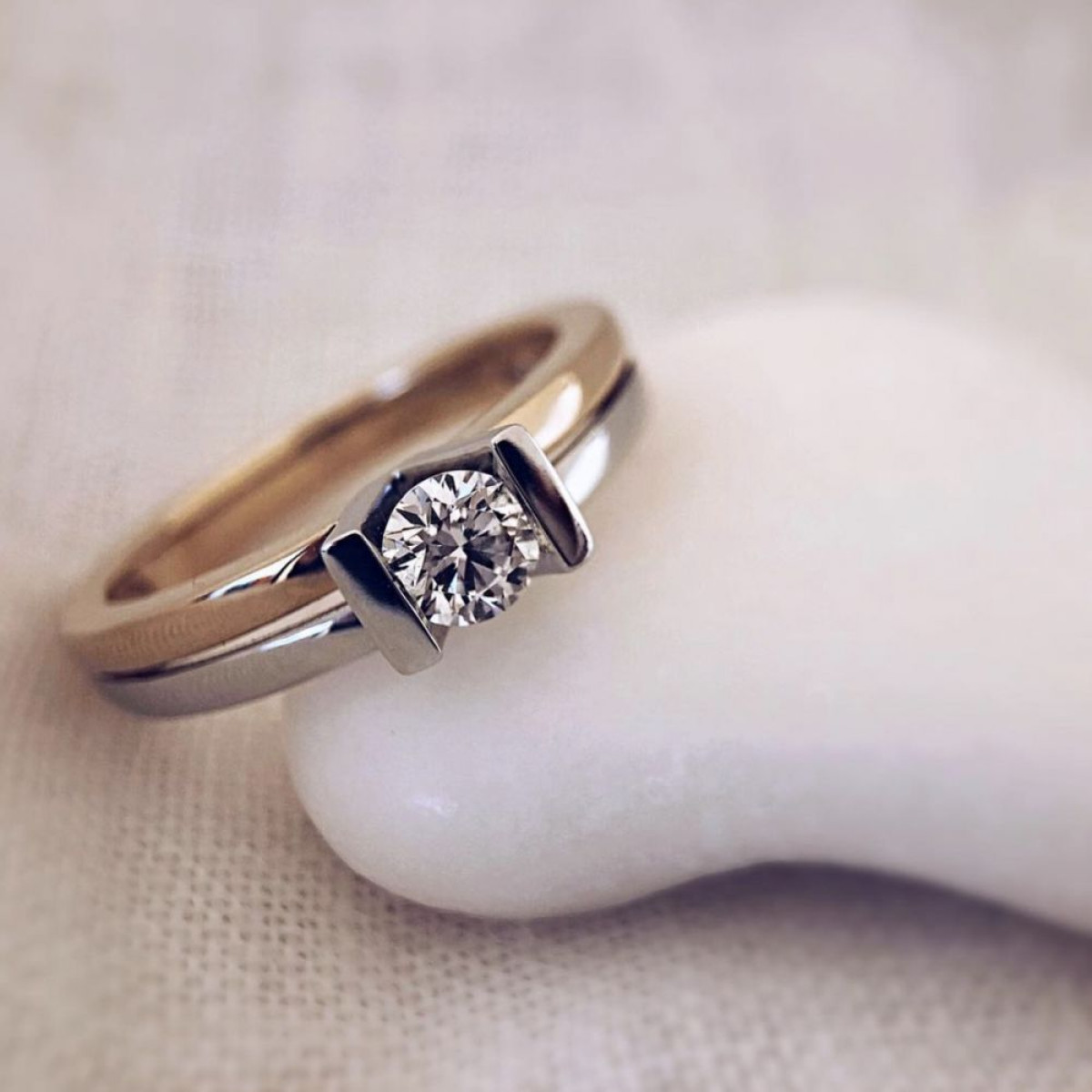 Bicolor ring met opvallende diamant in v-setting 0.40 crt.